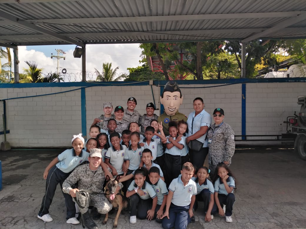 Escuela Bautista Central visita al Grupo Aéreo del Caribe