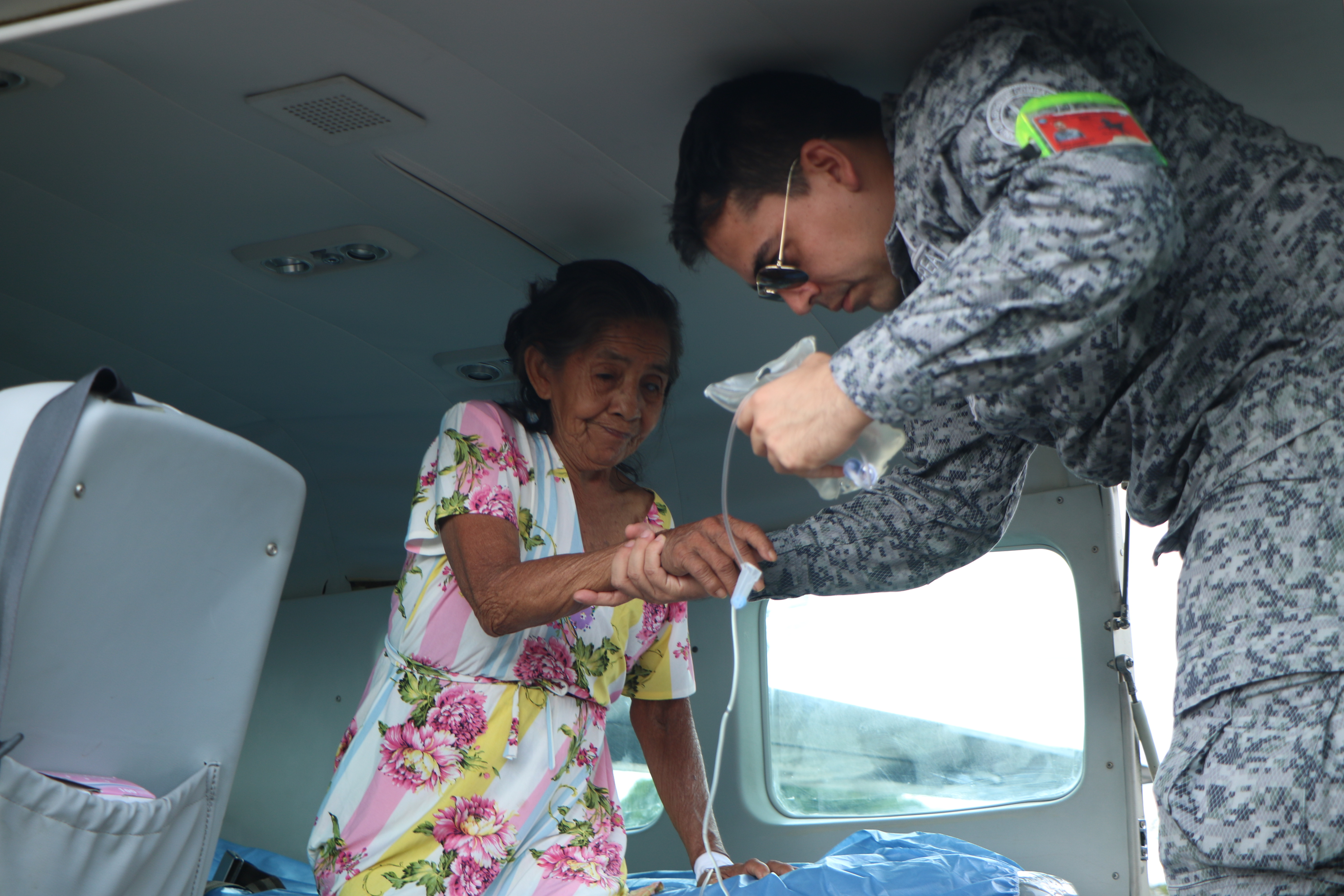 Salud de mujer indígena de la tercera edad fue salvaguardada en aeronaves de la Fuerza Aérea Colombiana
