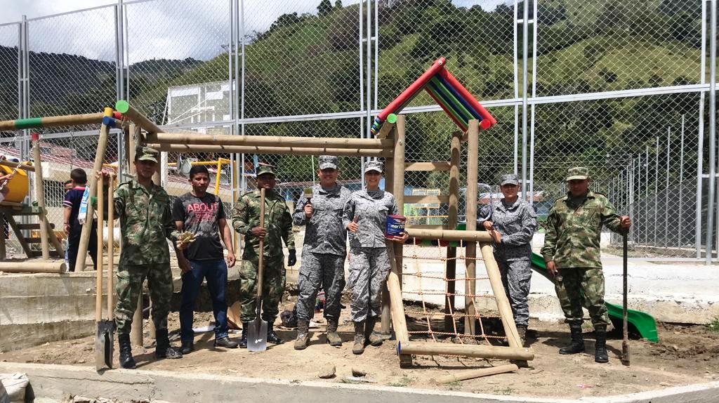 Un parque infantil fue instalado en Rioblanco-Tolima gracias a la Fuerza Aérea Colombiana