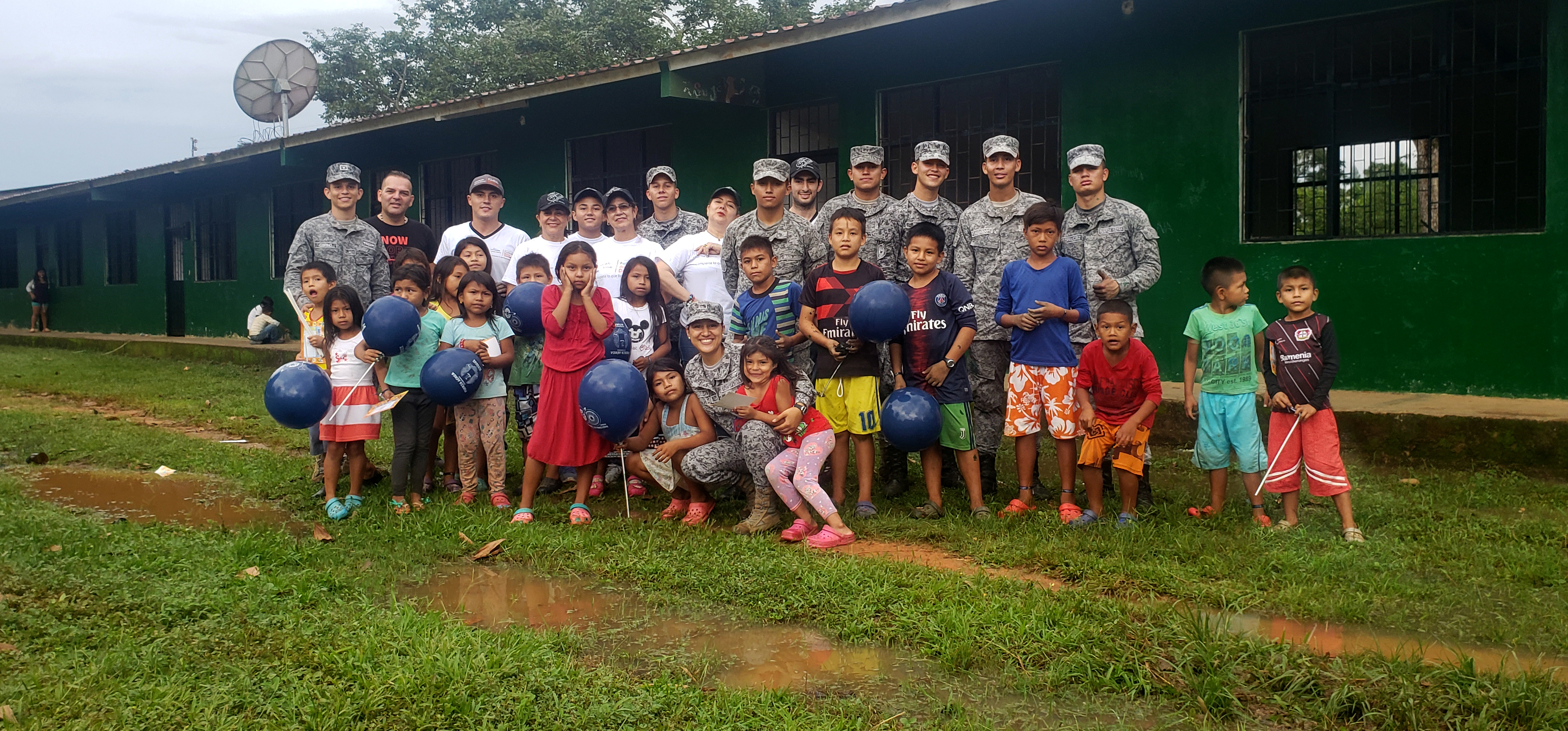 Plantel educativo indígena del Meta es beneficiado por la Fuerza Aérea Colombiana