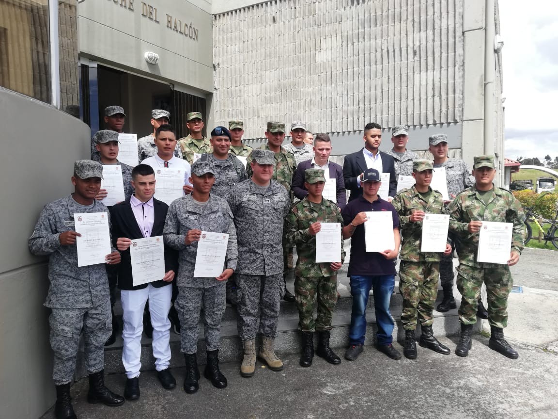 Soldados de las Fuerzas Militares son formados como bachilleres académicos
