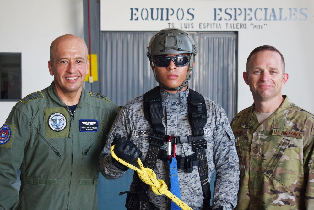 Jefe de Comando de la Duodécima Fuerza Aérea de los Estados Unidos visita la Cuna de las Tripulaciones de Ala Rotatoria 