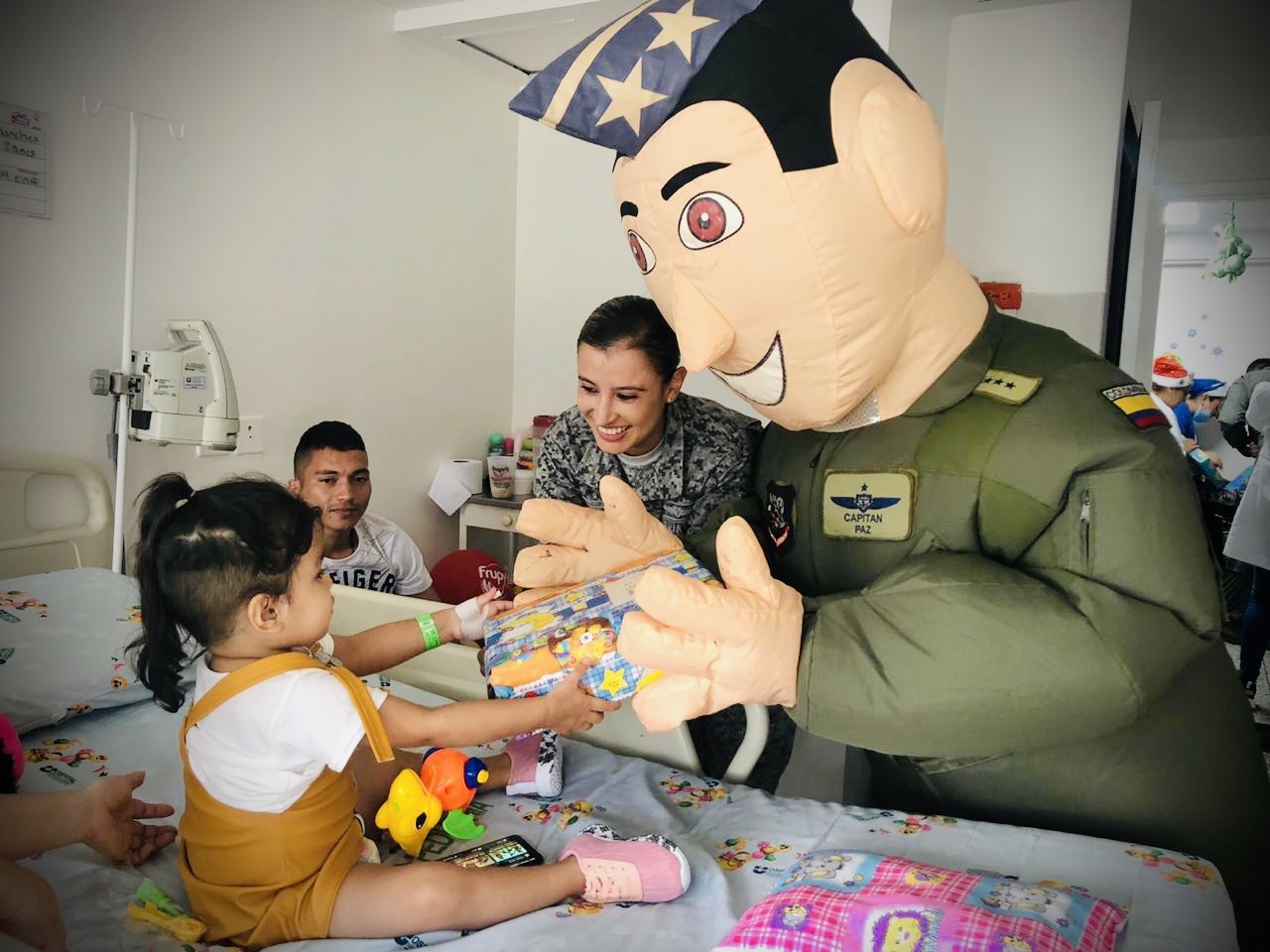 Fuerza Aérea Colombiana, llegó al Hospital Universitario de Neiva para alegrar a los niños de la Unidad de Oncología. 