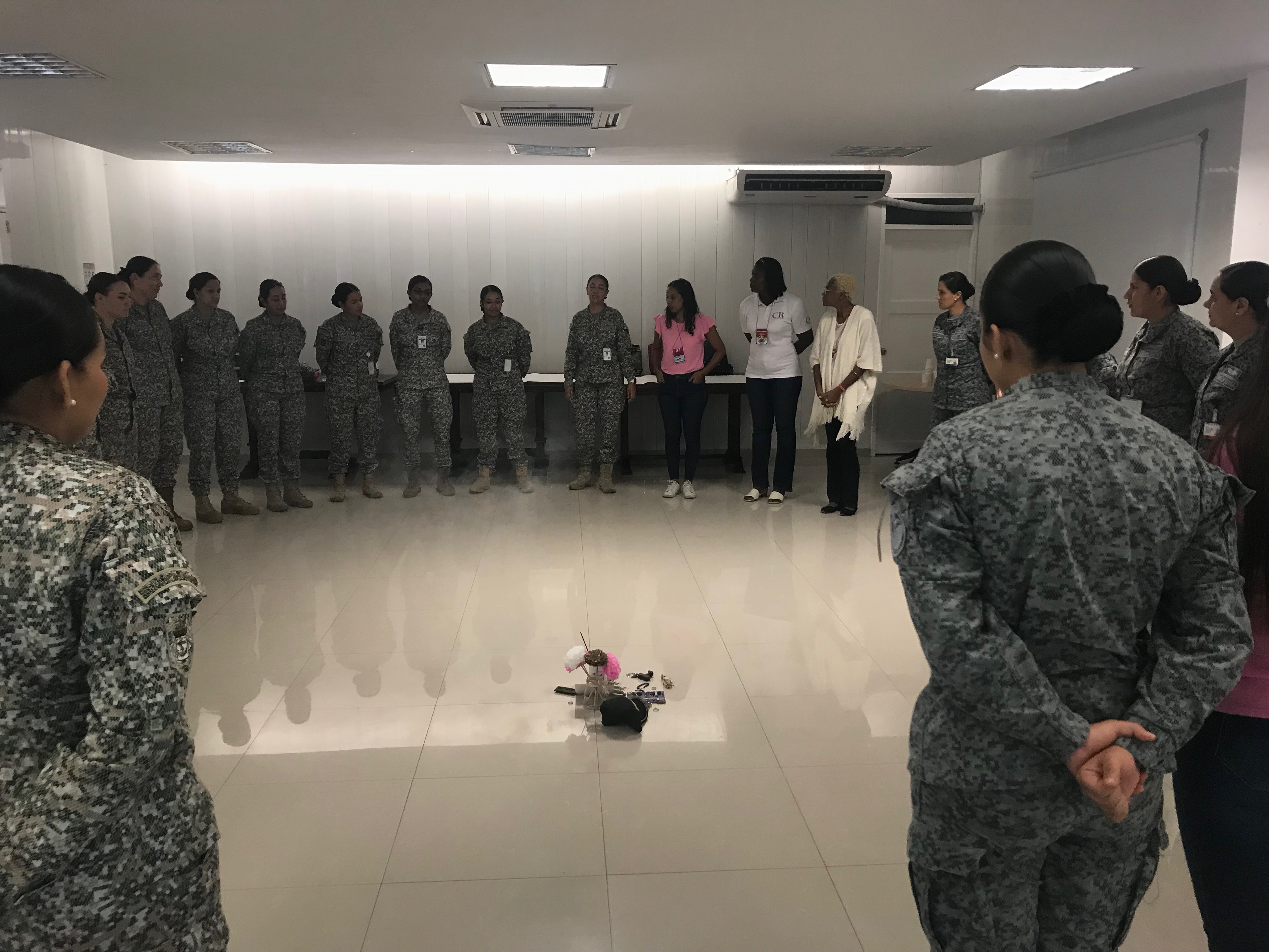 El personal de mujeres del Grupo Aéreo del Caribe participó en el primer encuentro de mujeres militares y de Fuerza Pública llevado a cabo con motivo de  la conmemoración de la eliminación de violencia contra la mujer en la Isla de San Andrés.