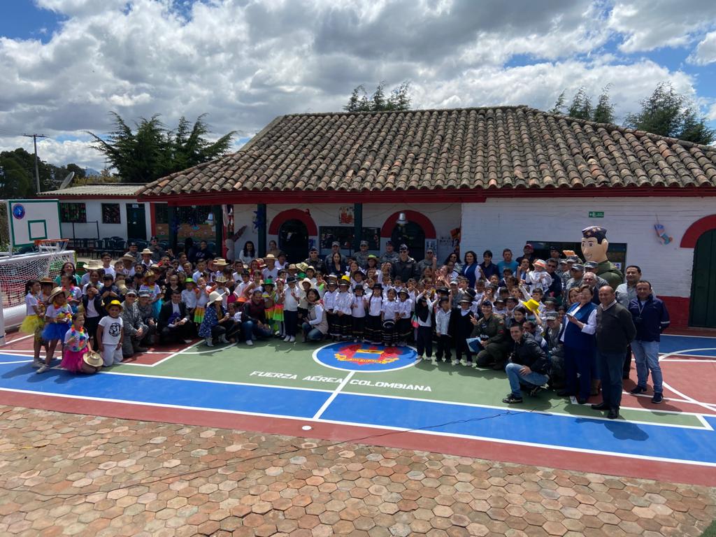 Los niños de la escuela El Cerrito en Funza tienen un nuevo lugar para divertirse y aprender 