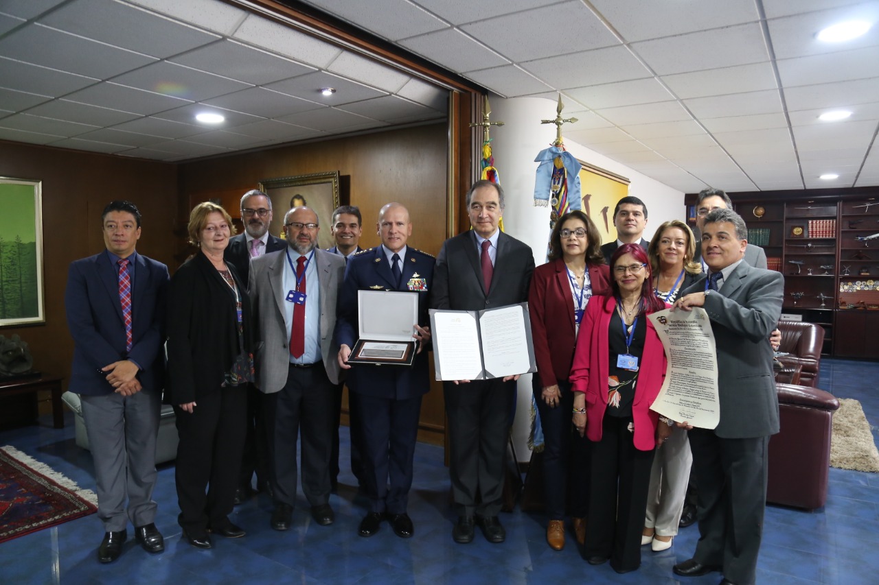Fuerza Aérea en sus 100 años, recibe reconocimiento del Servicio Geológico Colombiano