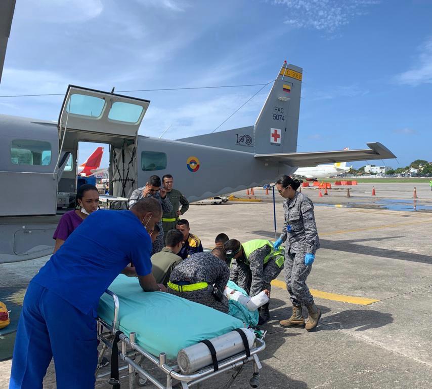 Hombre de 22 años es trasladado por aeronave medicalizada de la Fuerza Aérea Colombiana