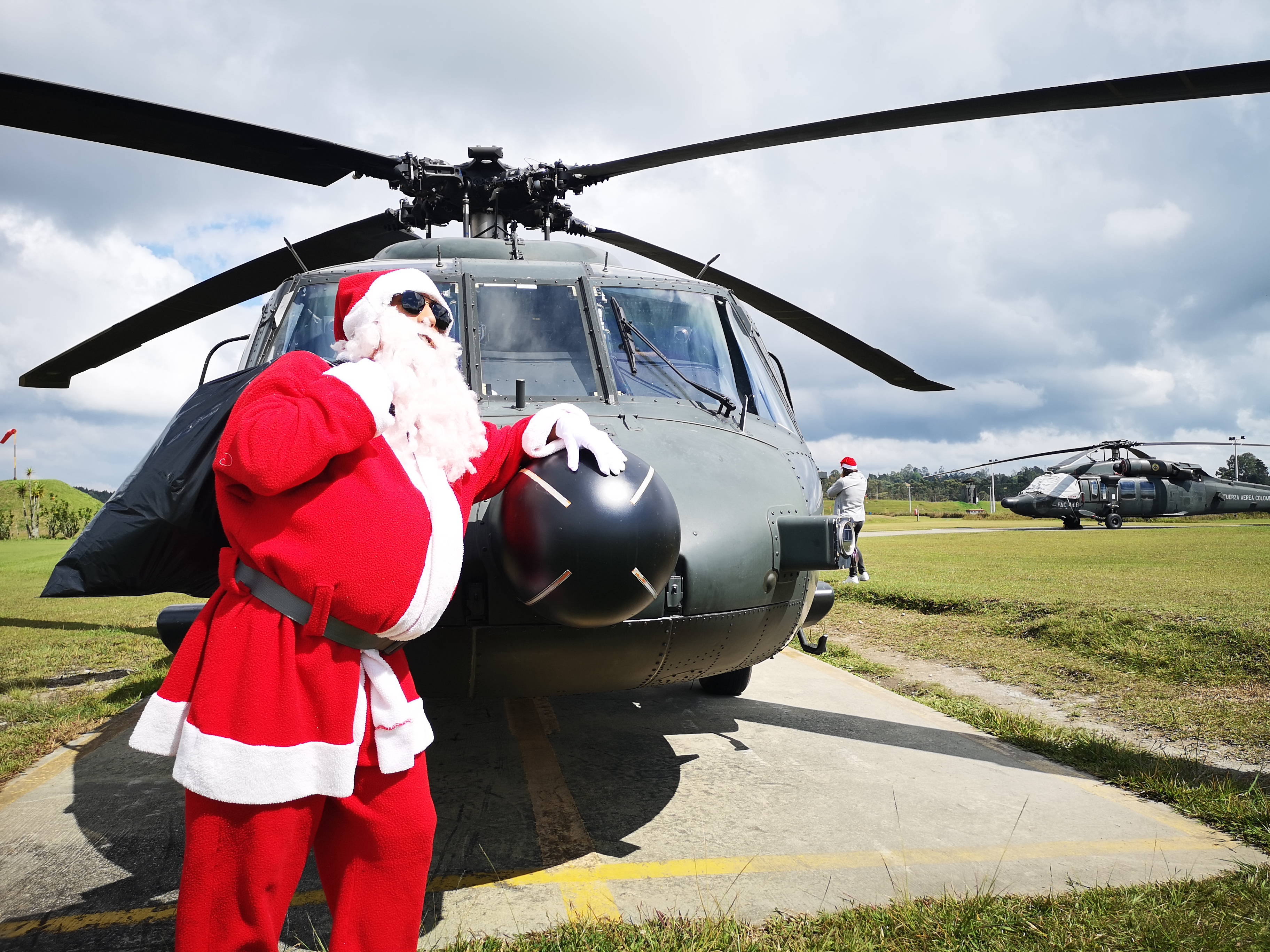 A bordo de un Black Hawk, un Papá Noel por todo lo alto