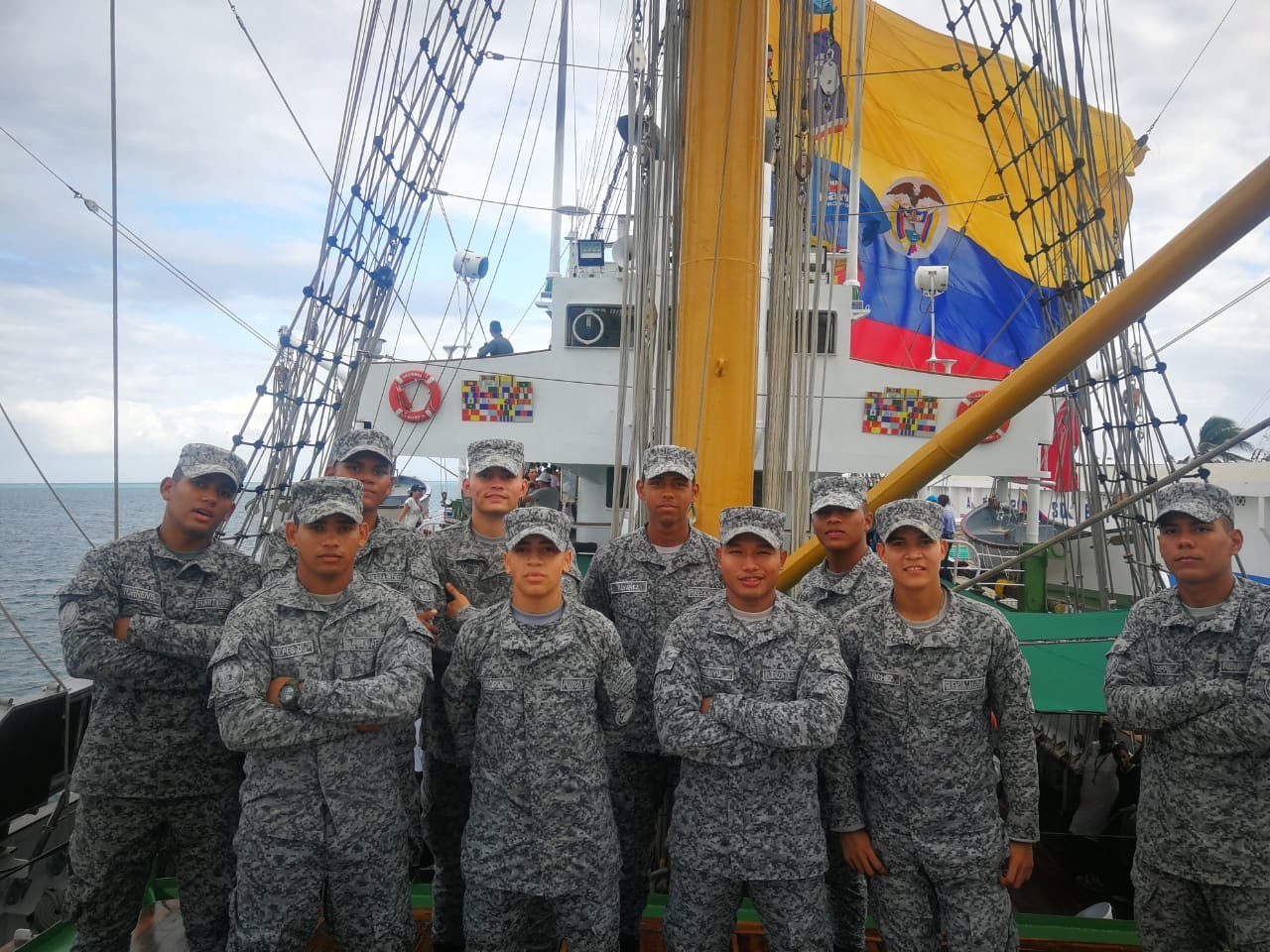Soldados del Grupo Aéreo del Caribe visitan el imponente Buque Escuela “Gloria” de la Armada Nacional