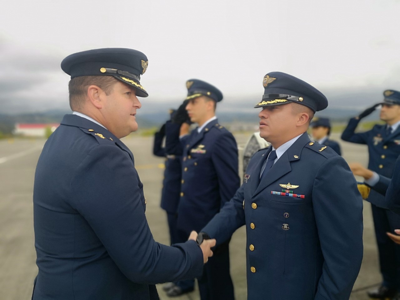 Oficiales ascienden en ceremonia militar en el Cacom-5   
