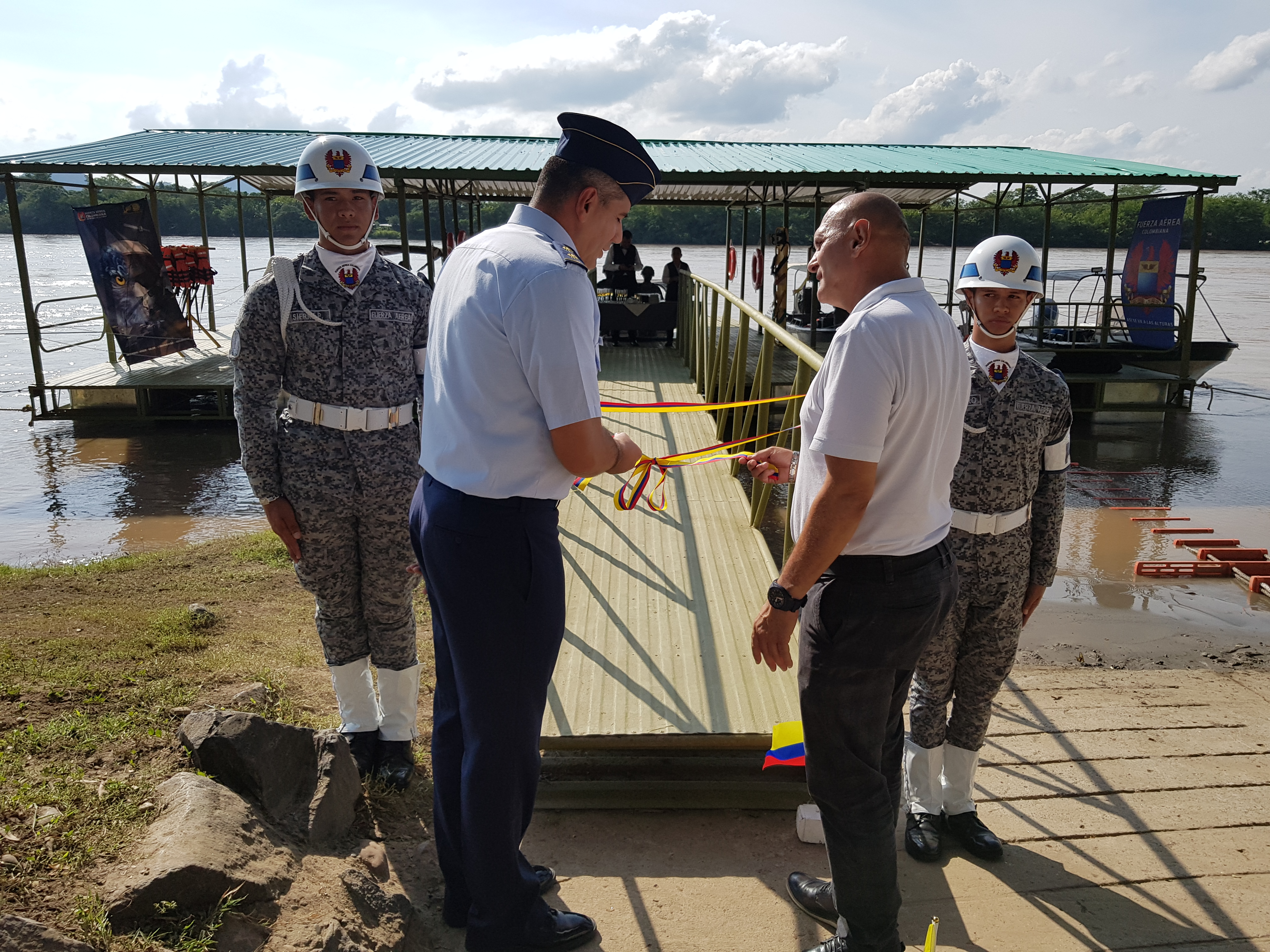 En el Comando Aéreo de Combate No. 1 se realiza reinauguración de la plataforma flotante sobre el rio Magdalena