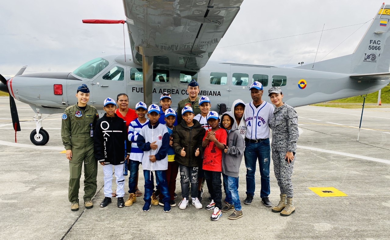 Fuerza Aérea apoya los sueños de niños beisbolistas del Chocó  