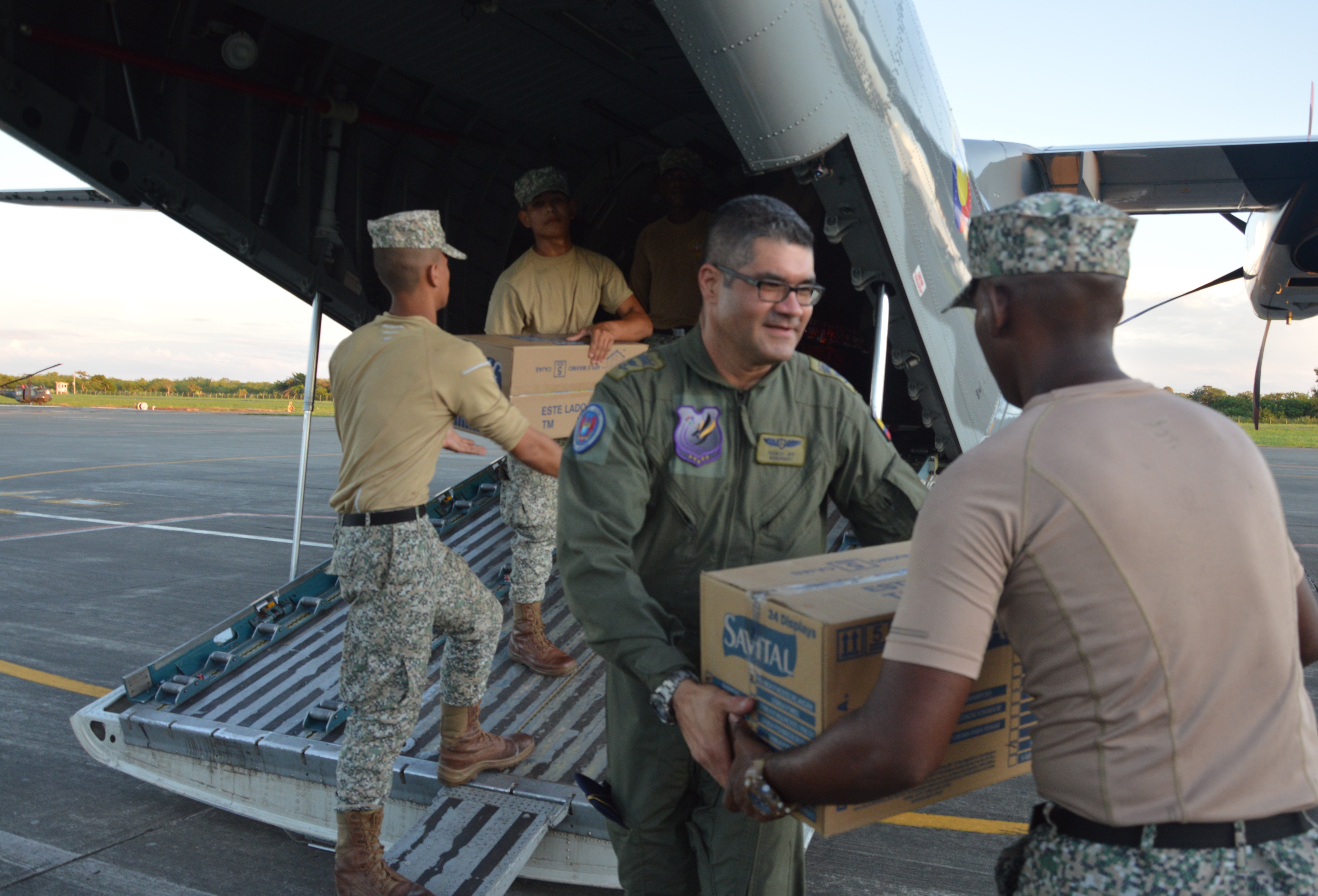 Ayuda humanitaria para Tumaco es transportada por aviones de su Fuerza Aérea Colombiana