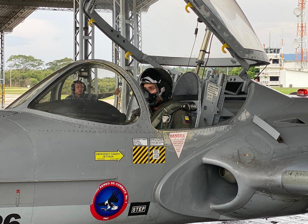 Alféreces de la Fuerza Aérea Colombiana realizan su primer vuelo solo en el CACOM 1