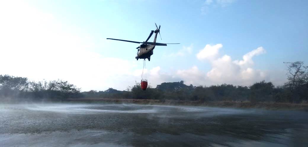 Helicópteros del Comando Aéreo de Combate No.7 se preparan ante las altas temperaturas en la ciudad de Cali