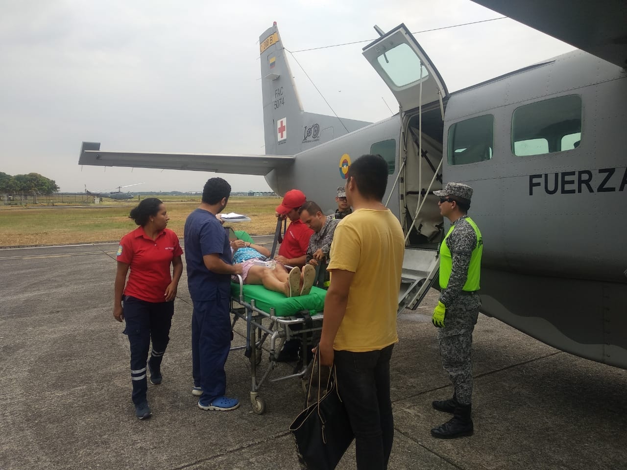 Mujer en delicado estado de salud es trasladada  por su Fuerza Aérea Colombiana