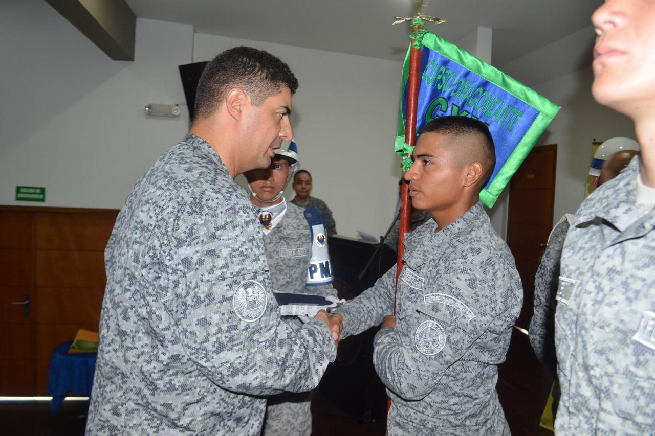 Con el apoyo de su Fuerza Aérea Colombiana soldados se gradúan como bachilleres