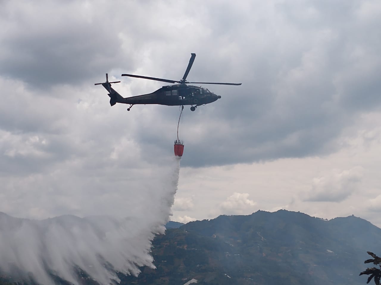 Helicóptero de la Fuerza Aérea apoya extinción de incendio en el Retiro