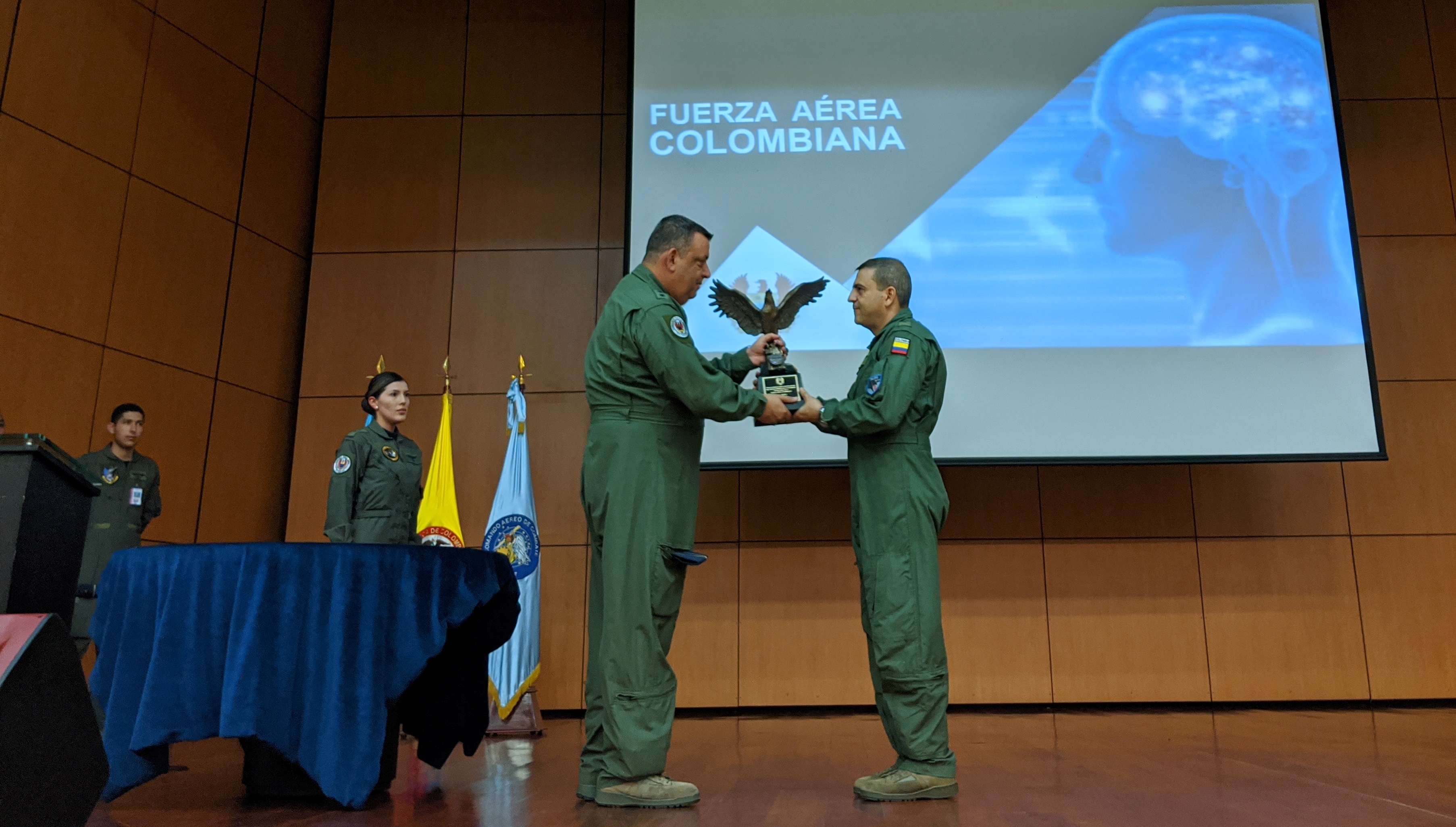 El Comando Aéreo de Combate No.7 recibe el Trofeo de Seguridad Operacional