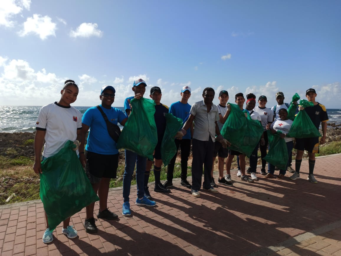 Fuerza Aérea Colombiana apoya jornada de limpieza en la playa Genny Bay en San Andrés Isla
