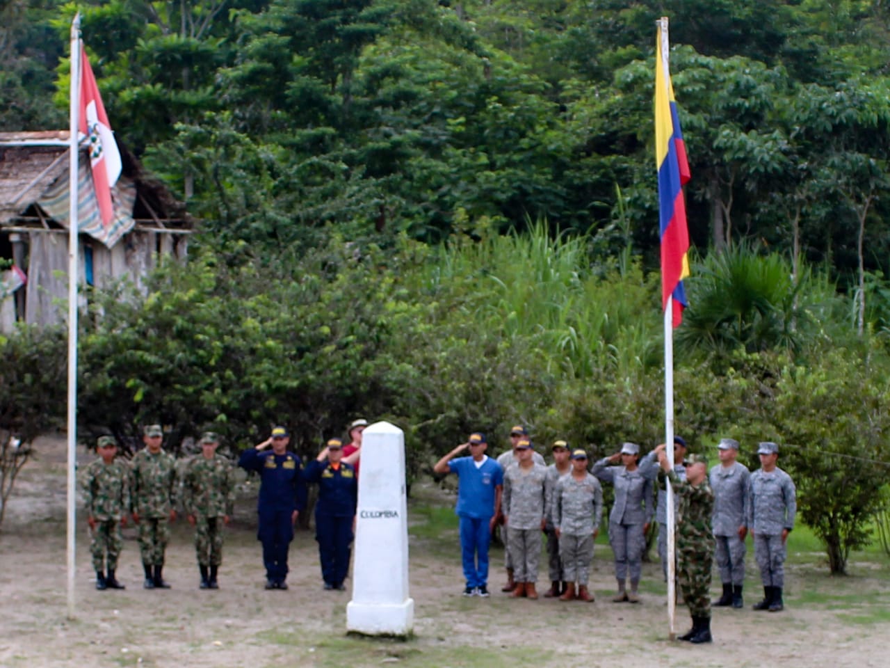 Fuerzas Militares de Colombia izan el Pabellón Nacional en el hito fronterizo con Perú