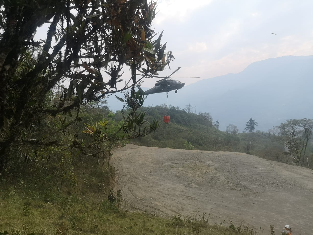 Helicóptero de la Fuerza Aérea realiza extinción de incendio en Boyacá