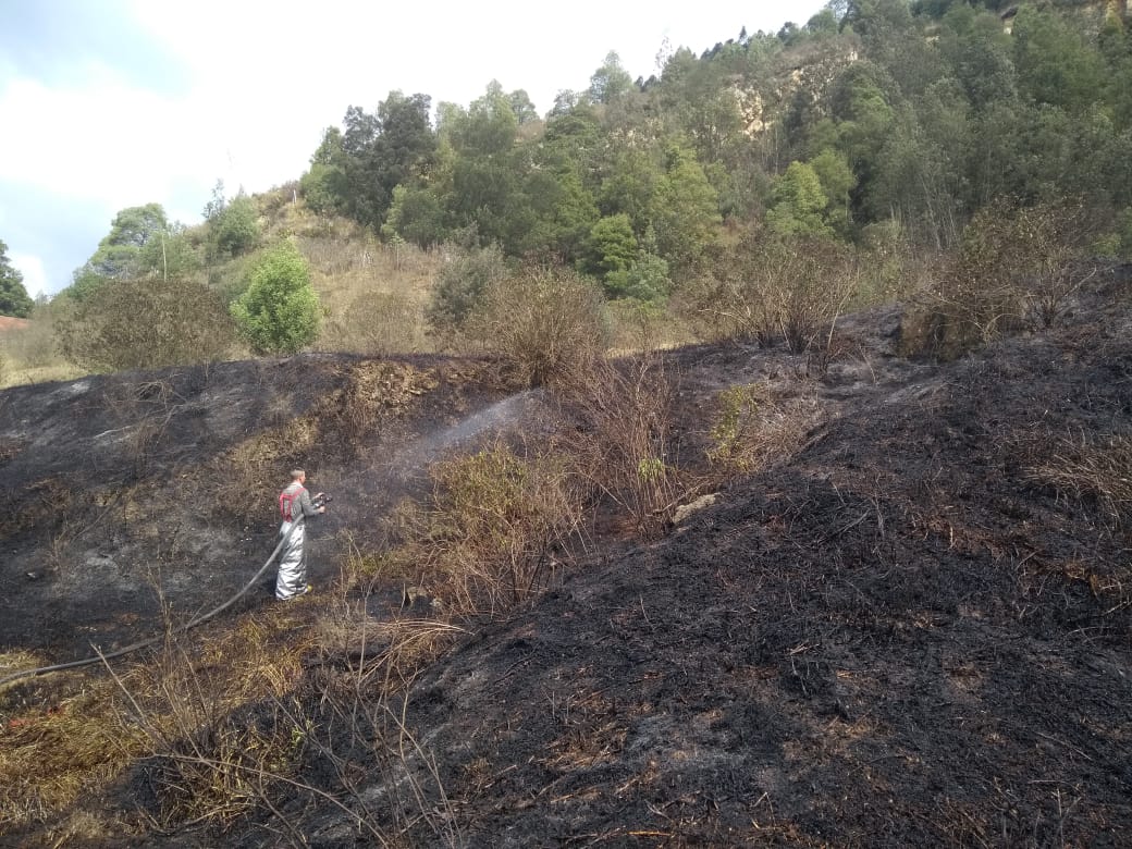 Bomberos del Comando Aéreo de Mantenimiento atendieron incendio forestal en el Cerro Casablanca de Madrid