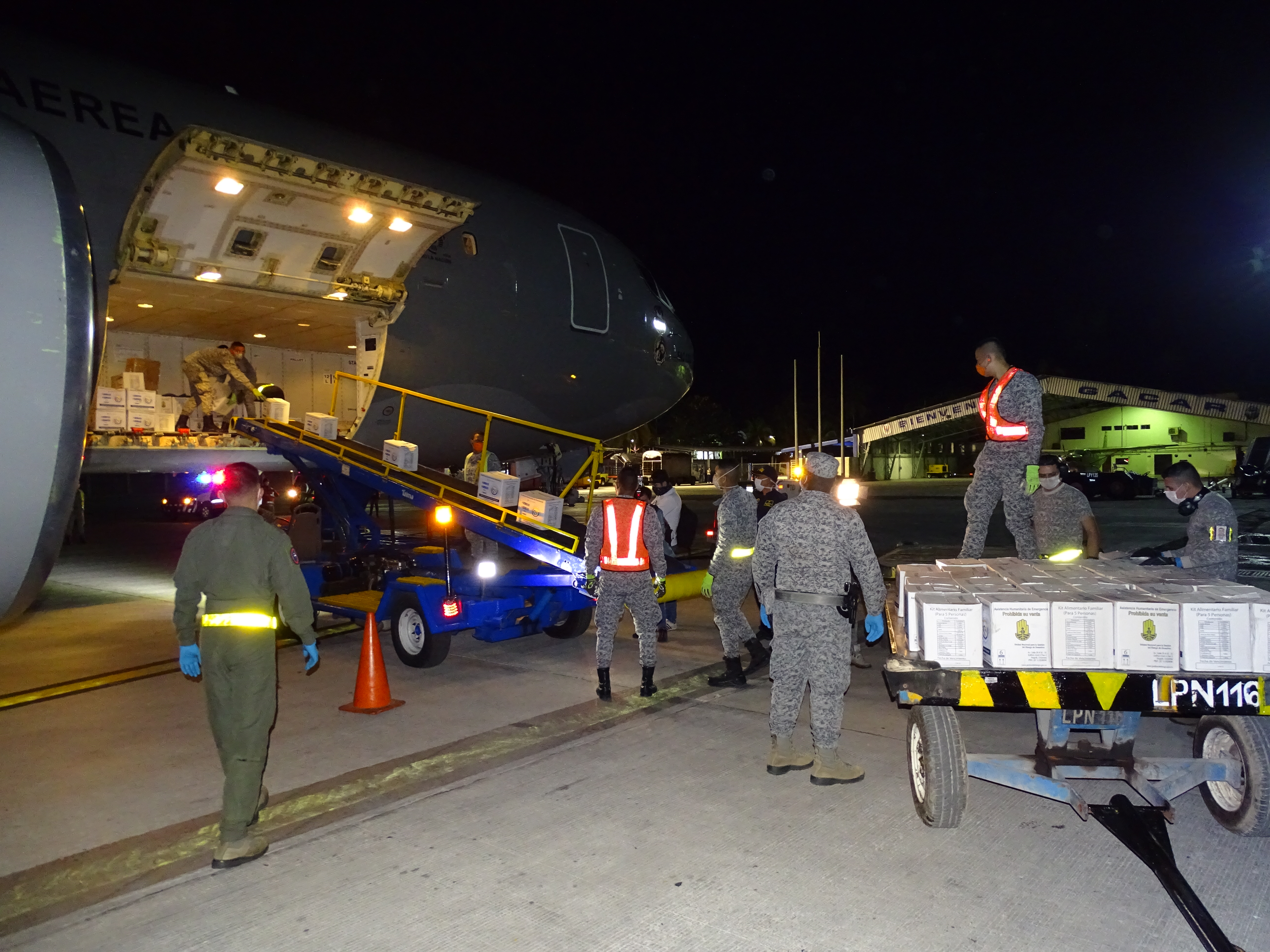 10 toneladas de ayuda humanitaria llegan a Isla de San Andrés a bordo de un avión de su Fuerza Aérea