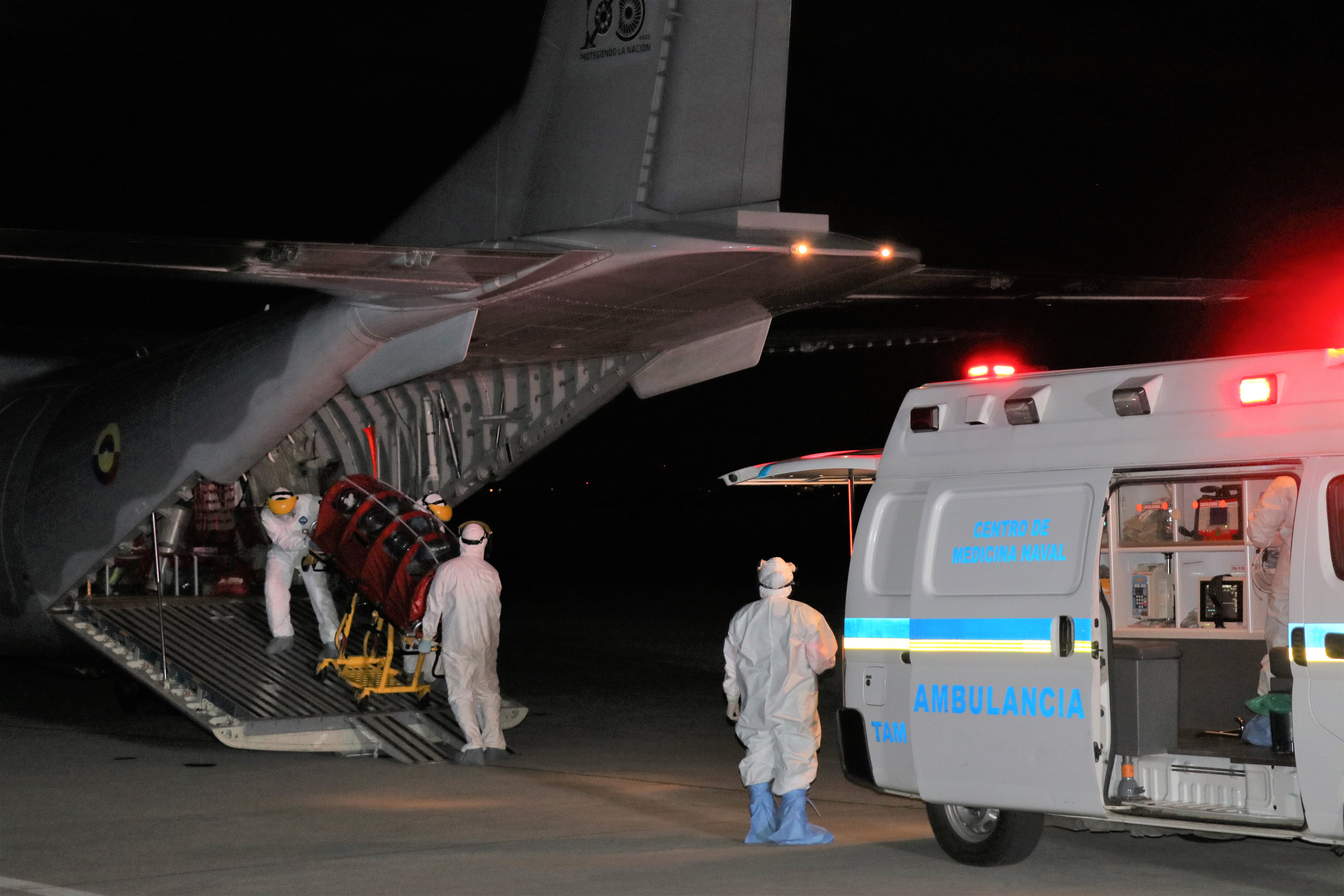 Aeronaves de su Fuerza Aérea son adaptadas para trasladar pacientes con Covid-19, desde regiones apartadas de Colombia.