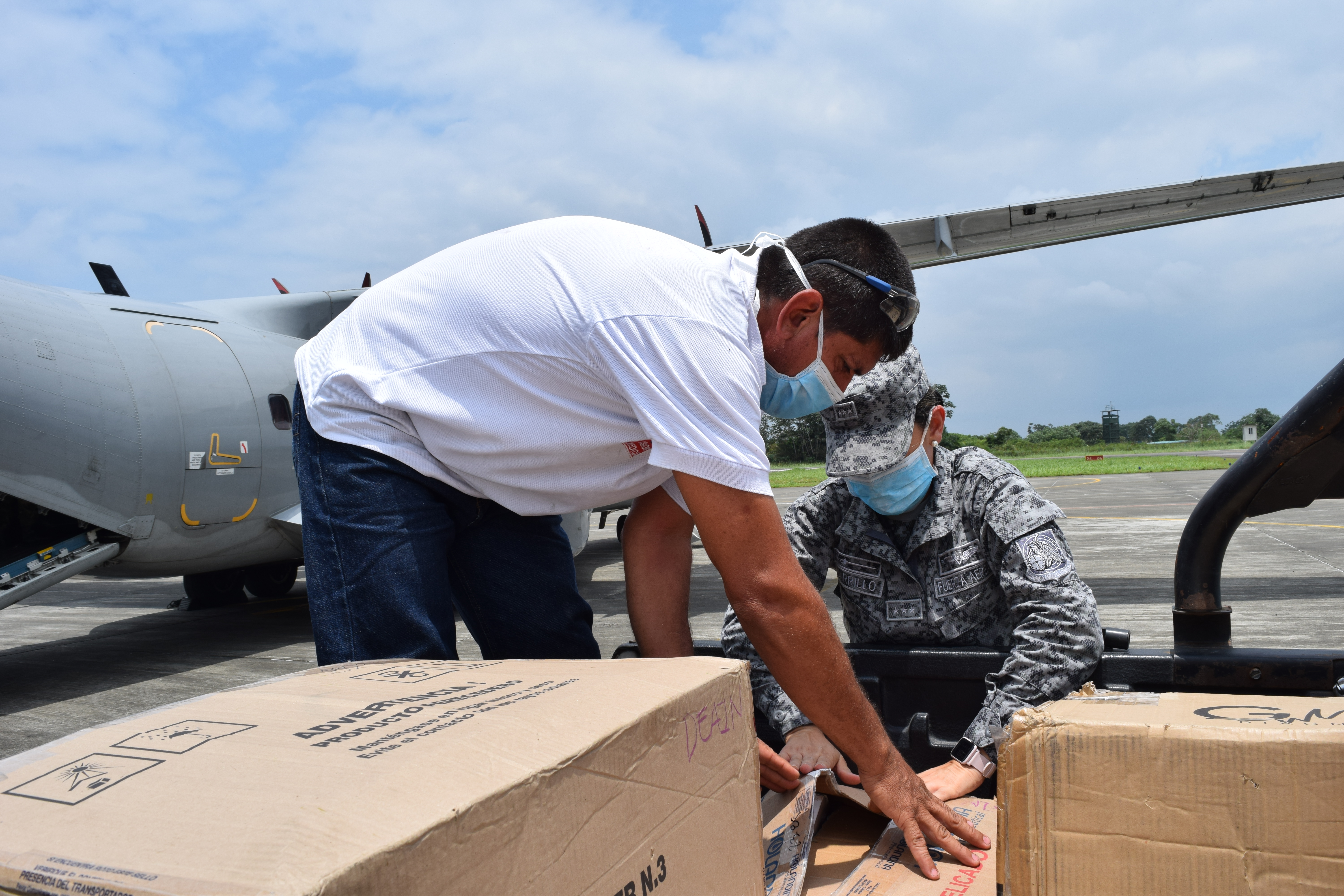 Elementos de bioseguridad son transportados por su Fuerza Aérea Colombiana