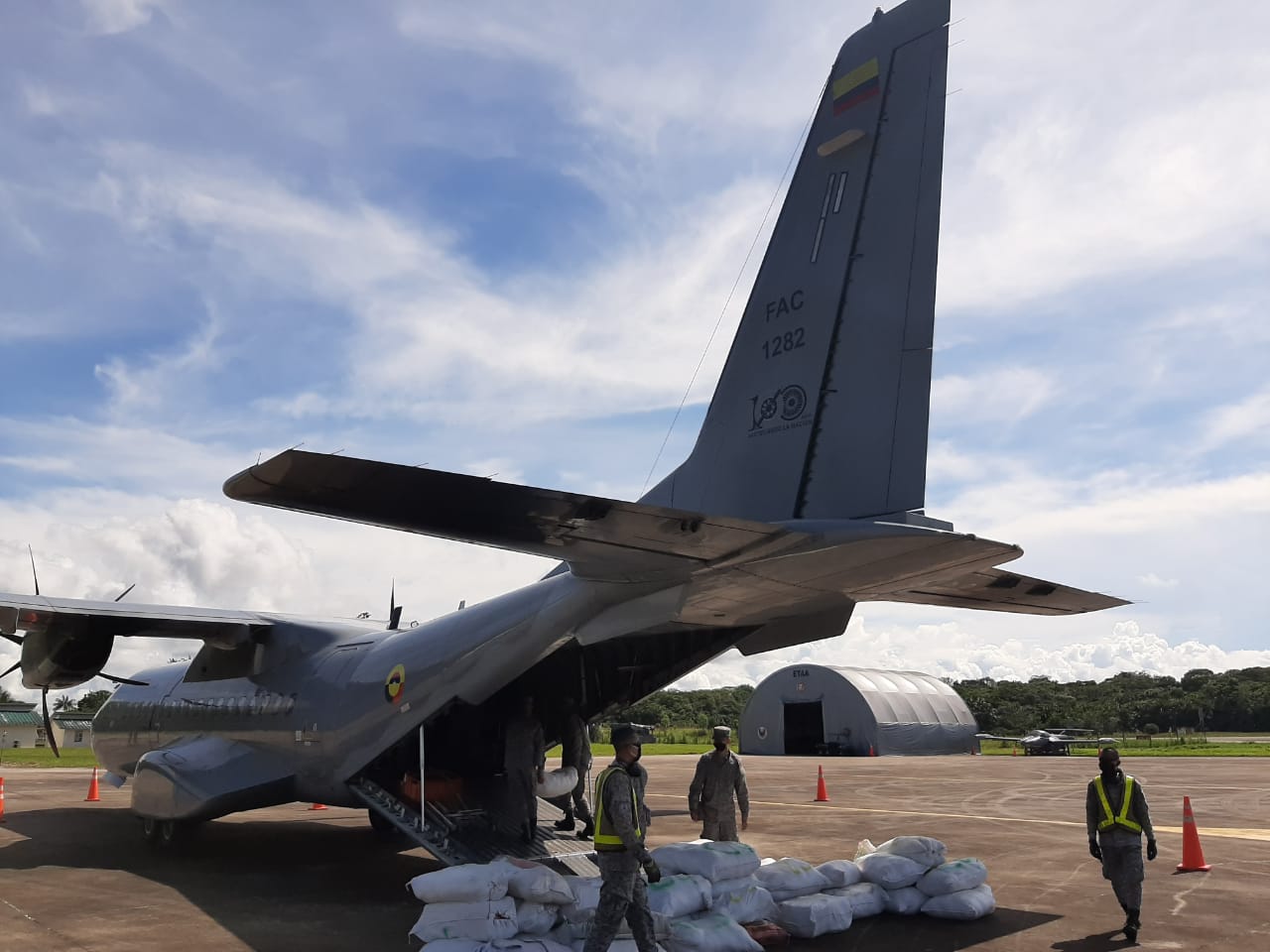 Cinco toneladas de alimentos fueron transportados por su Fuerza Aérea hasta Tarapacá en el Amazonas
