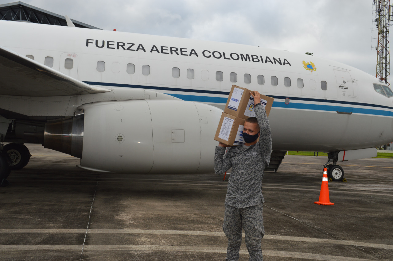 Avión presidencial FAC 0001 transporta ayuda humanitaria hacia el Amazonas