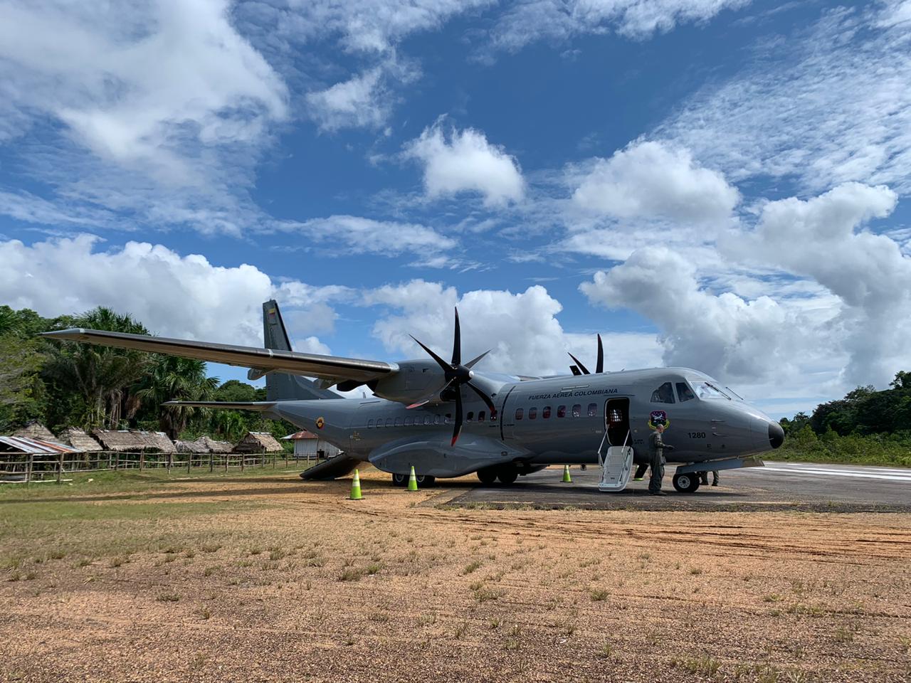 Comunidades indígenas de Chorrera, Pedrera y Mirití Paraná recibieron canastas nutricionales transportadas por su Fuerza Aérea
