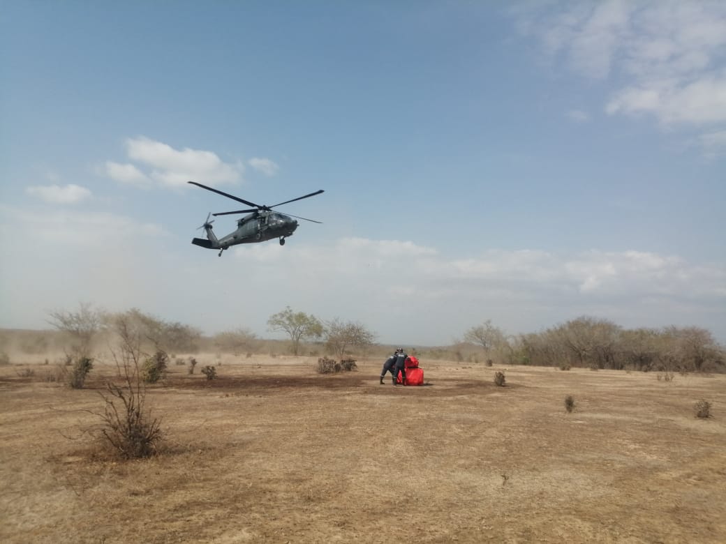 Con sistema Bambi Bucket de su Fuerza Aérea Colombiana se controla incendio en La Guajira