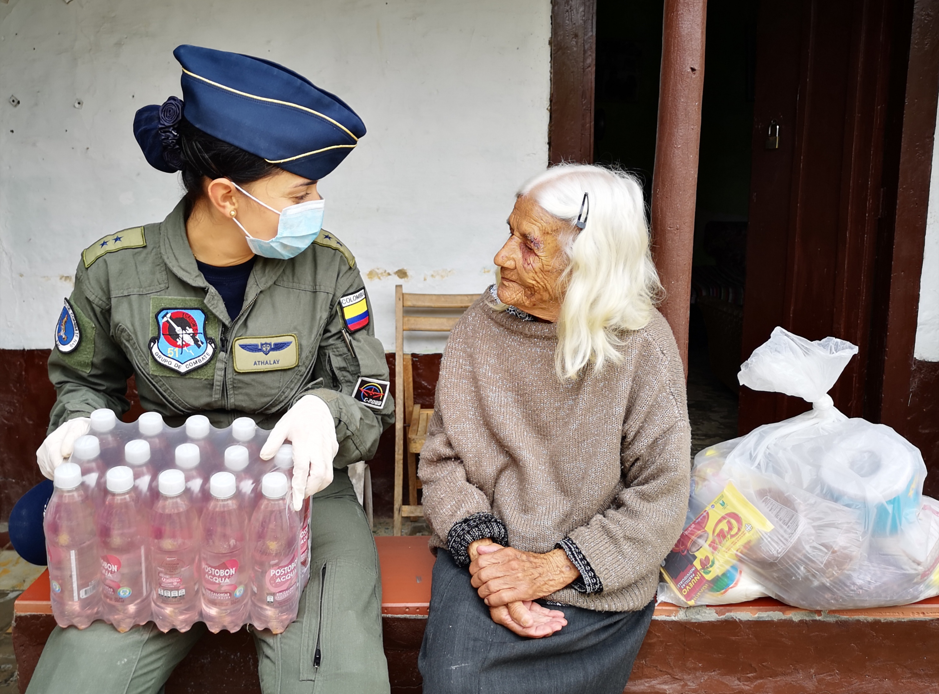 Abuelitos recibieron mercados en la puerta de su casa gracias a la Fuerza Aérea Colombiana