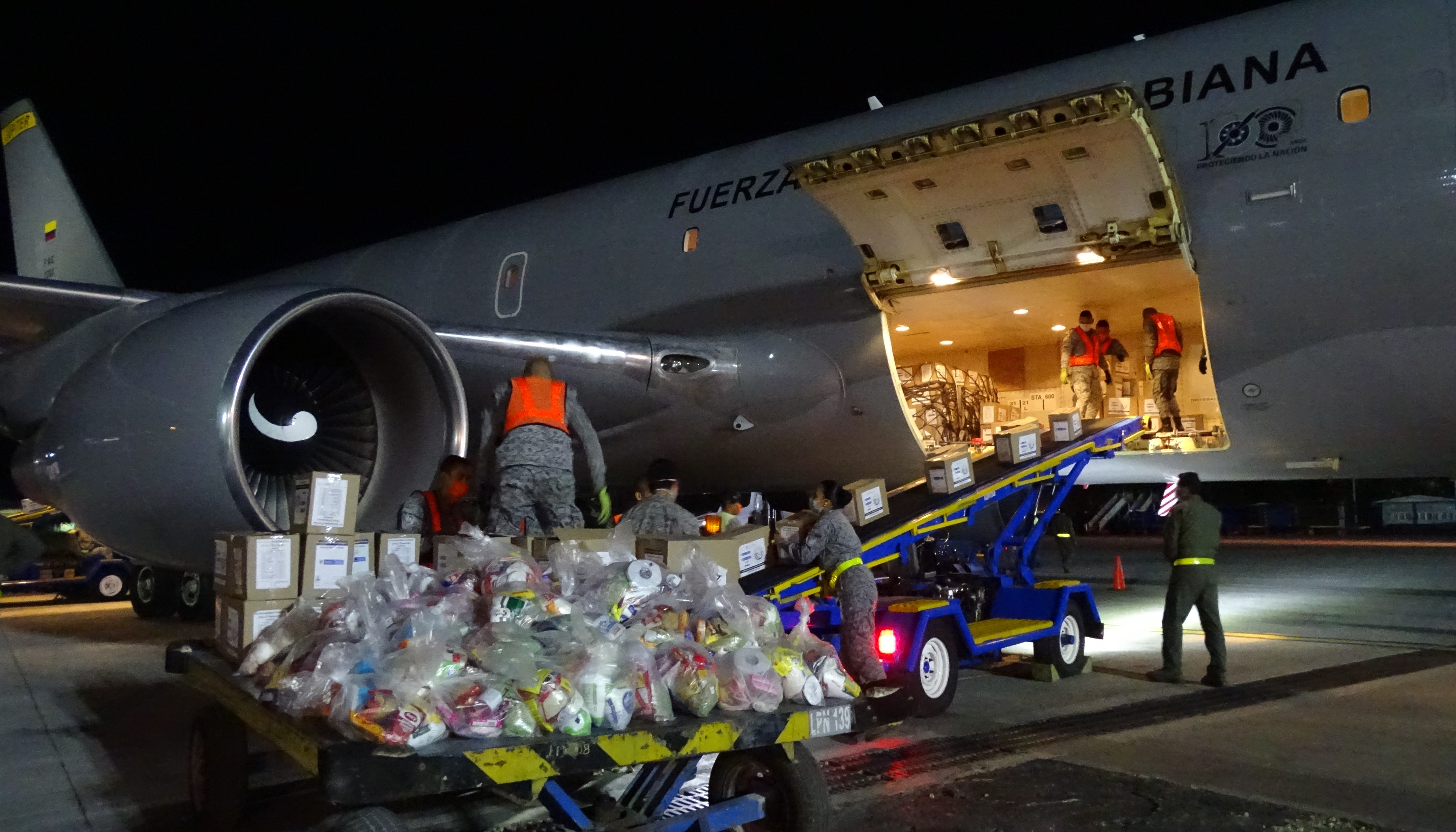 Más elementos médicos, bioseguridad y kits de alimentos son transportados por su Fuerza Aérea hacia San Andrés 