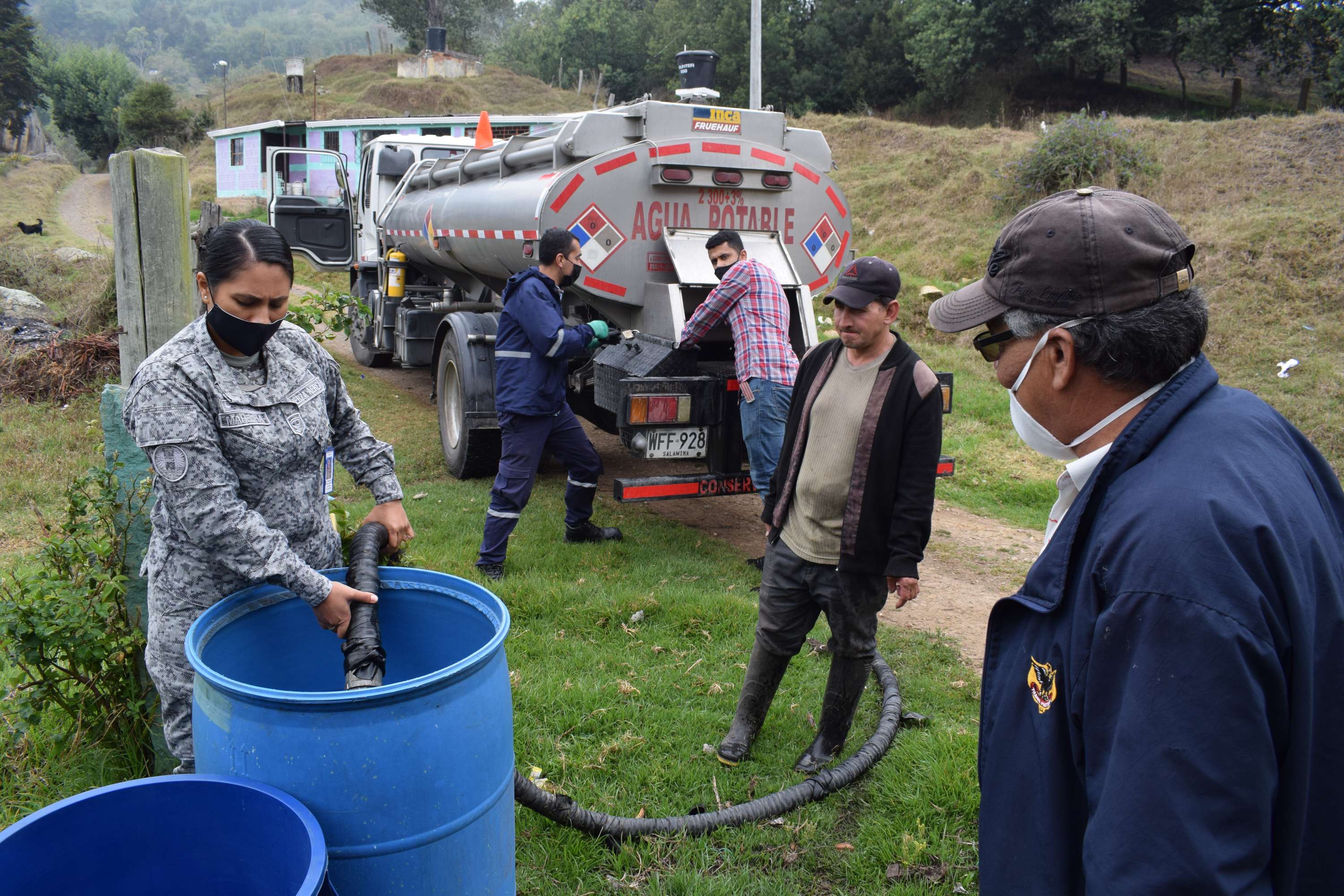 La Fuerza Aérea Colombiana abastece con galones de agua a veredas de Zipacón Cundinamarca 