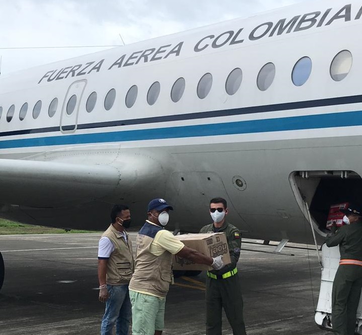 Su Fuerza Aérea Colombiana, lleva esperanza a regiones apartadas de Colombia.