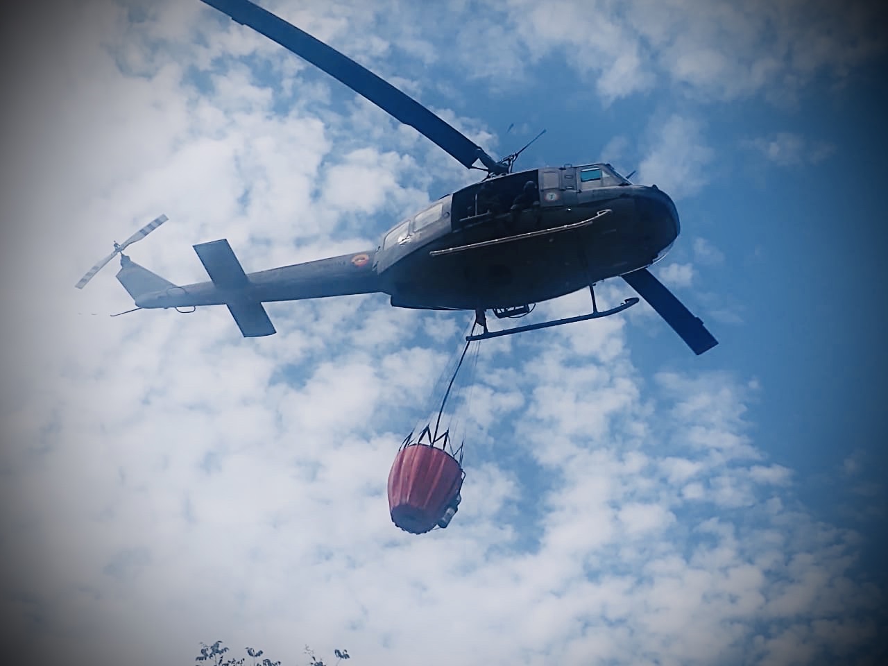 Helicóptero de su Fuerza Aérea ayudó a controlar  incendio en el cerro de Piringallo, Cundinamarca.