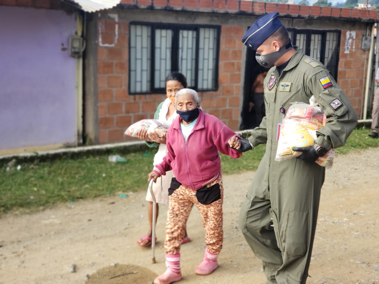 Una vez más su Fuerza Aérea Colombiana apoya a barrios vulnerables durante esta crisis sanitaria. 