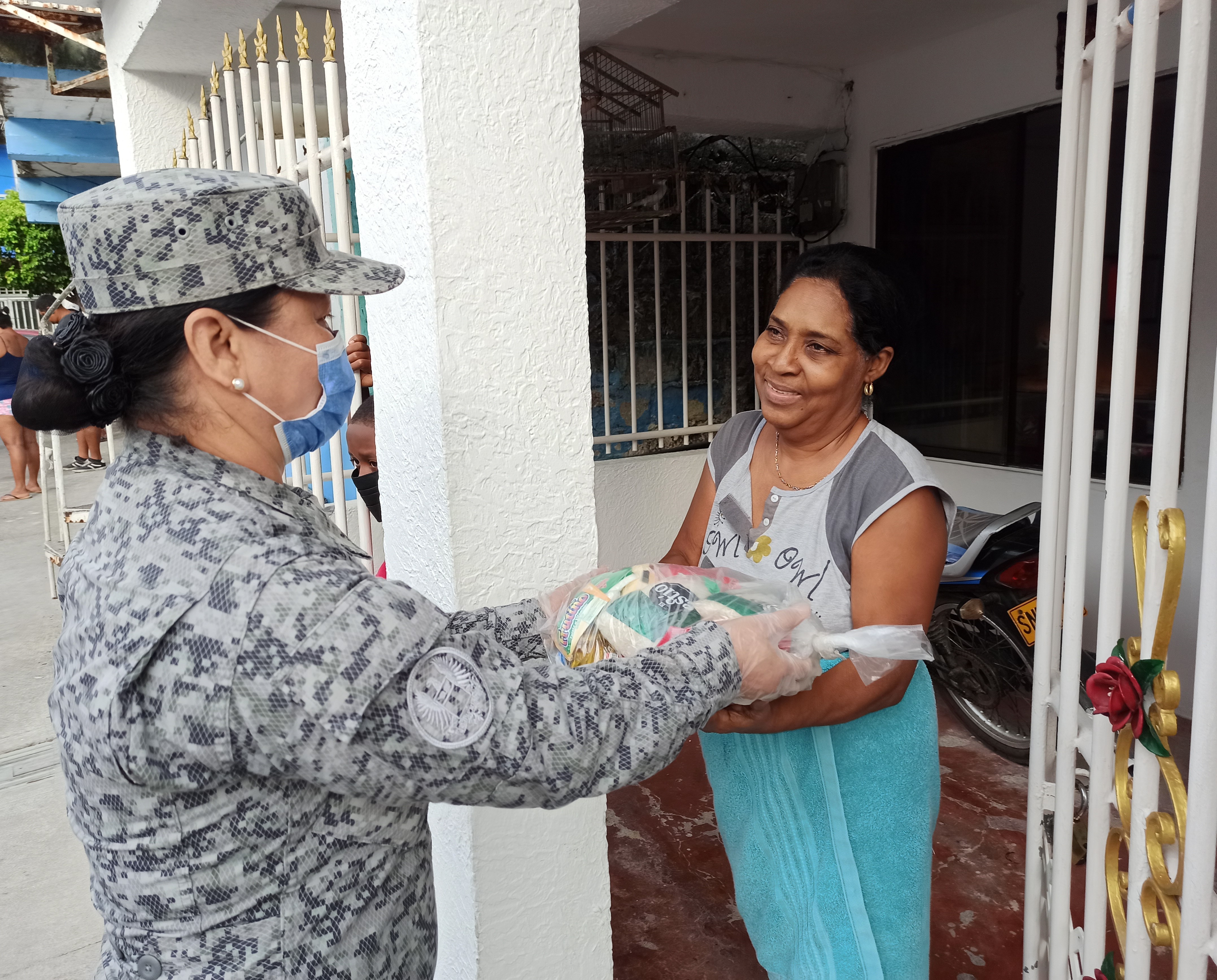  Familias de San Andrés recibieron kits de alimentos por parte de su Fuerza Aérea Colombiana 