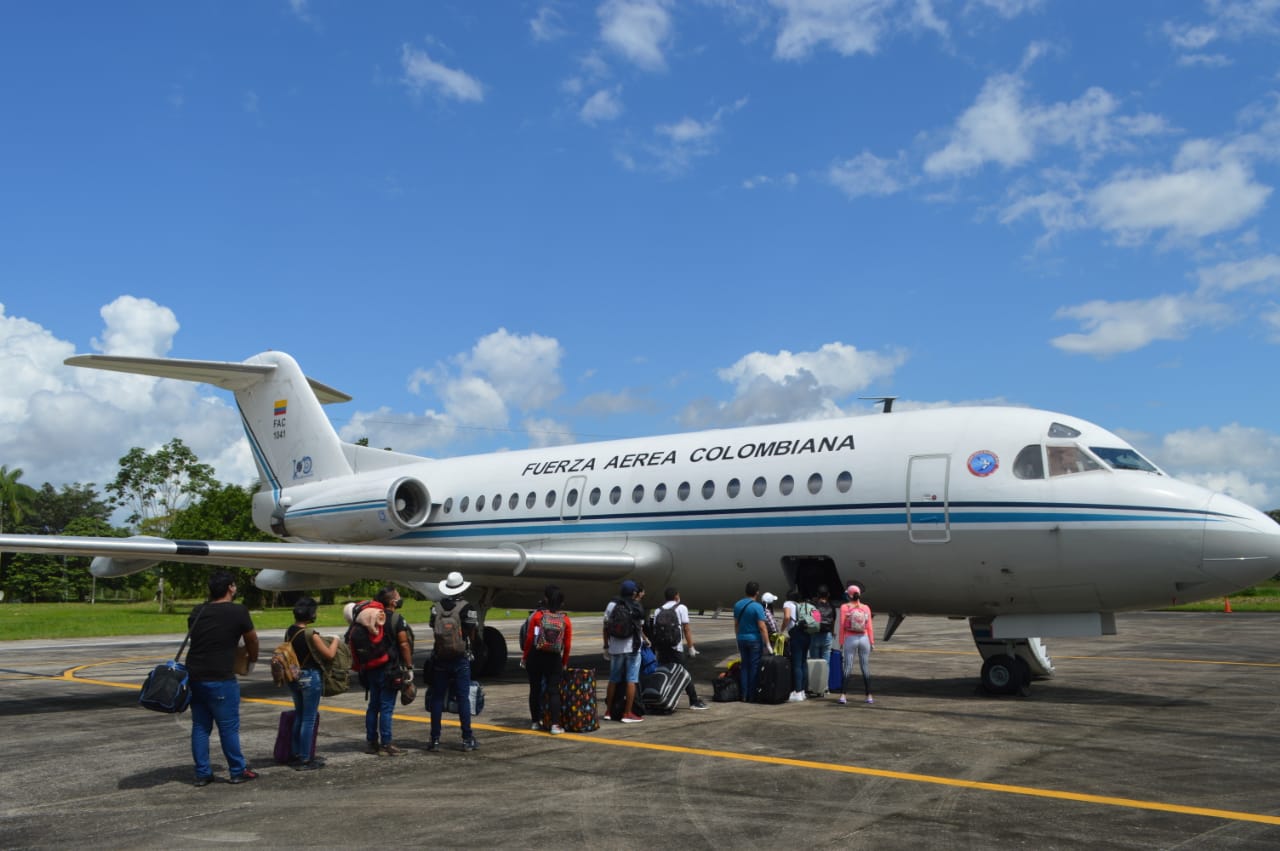 Vuelo humanitario de su Fuerza Aérea transporta a jóvenes estudiantes hasta el Putumayo