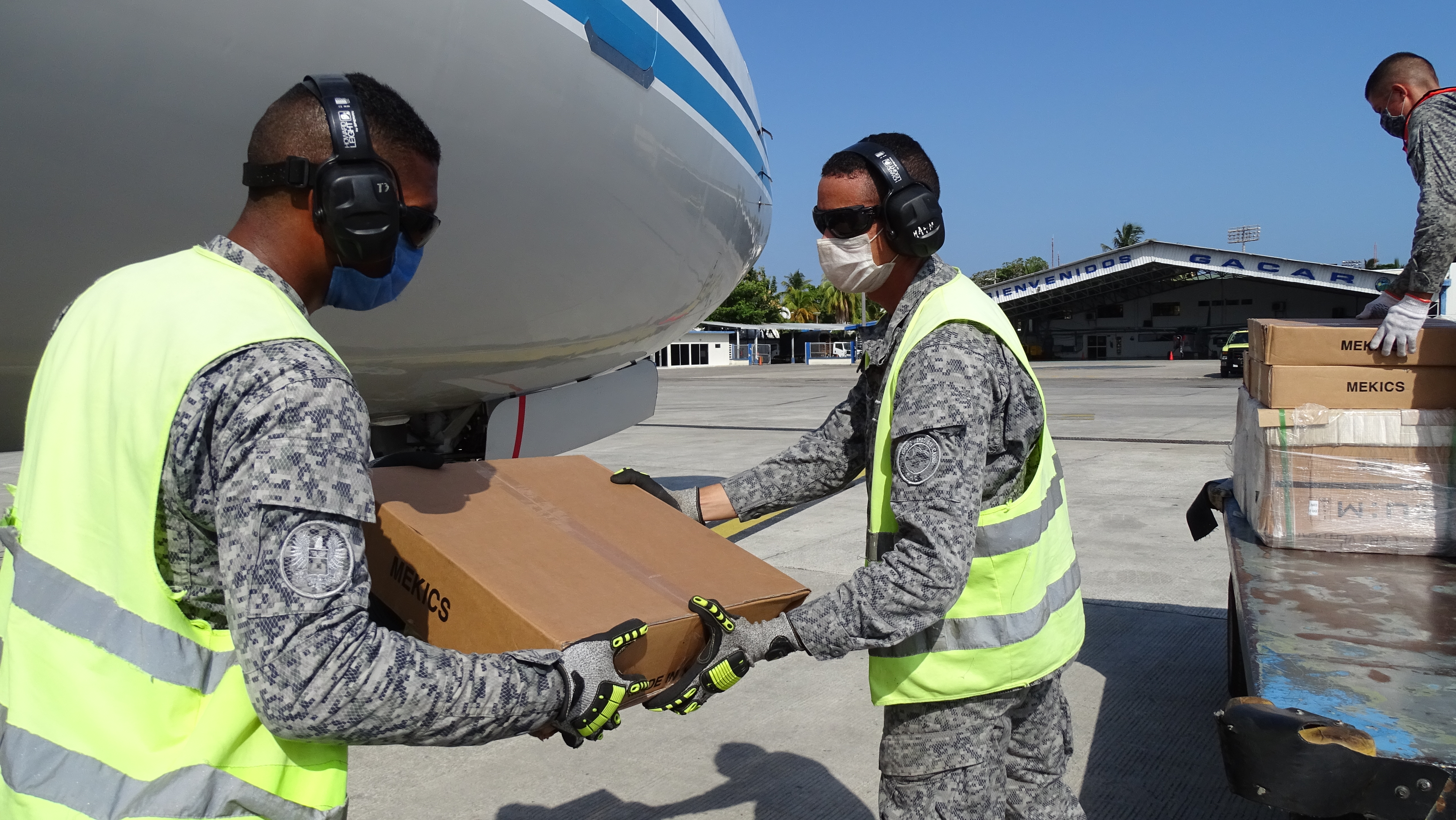Su Fuerza Aérea Colombiana trasladó insumos hospitalarios y kits de aseo hacia San Andrés Islas