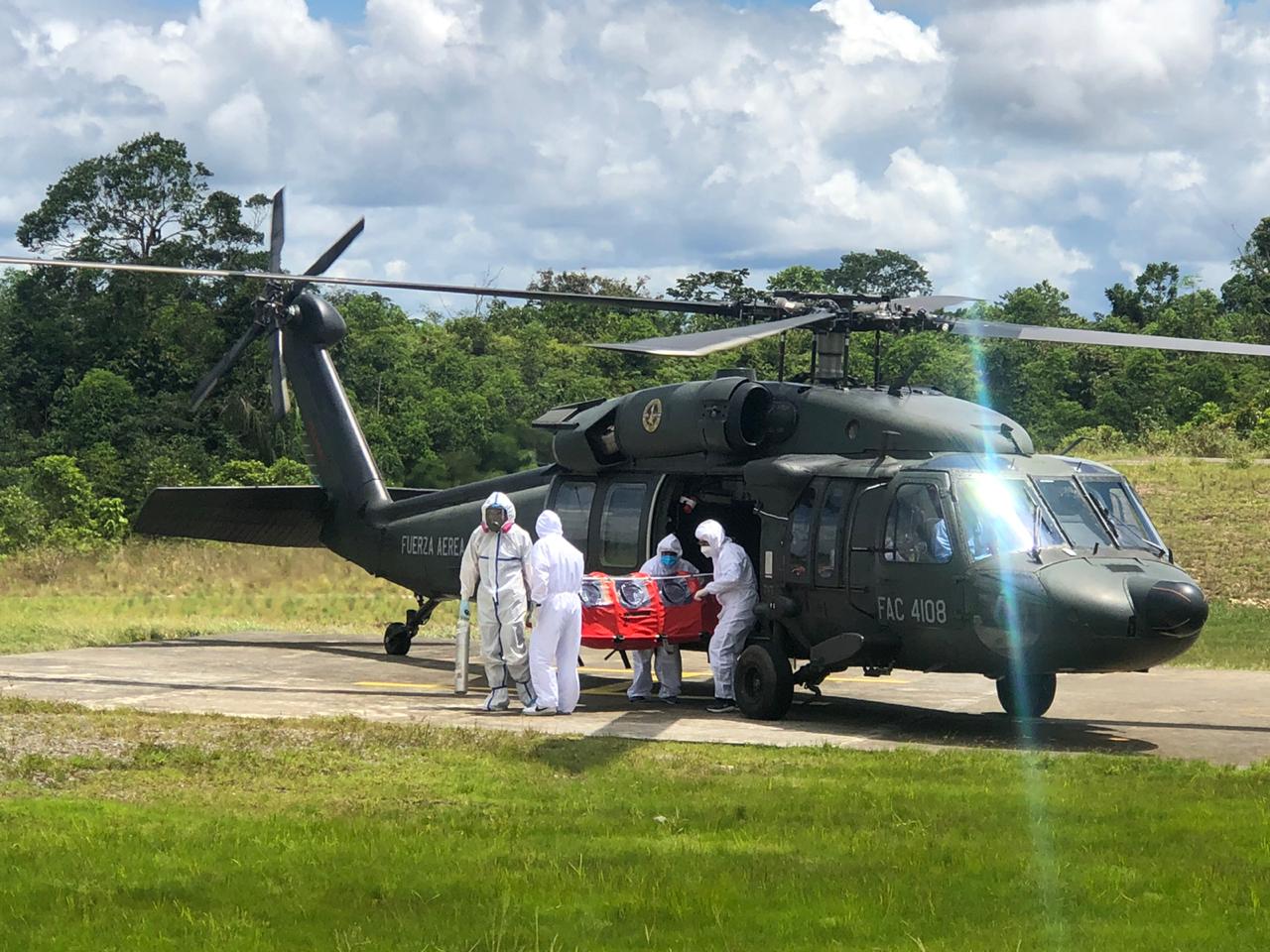 Helicóptero UH-60 Black Hawk se adapta para el traslado de pacientes con COVID-19