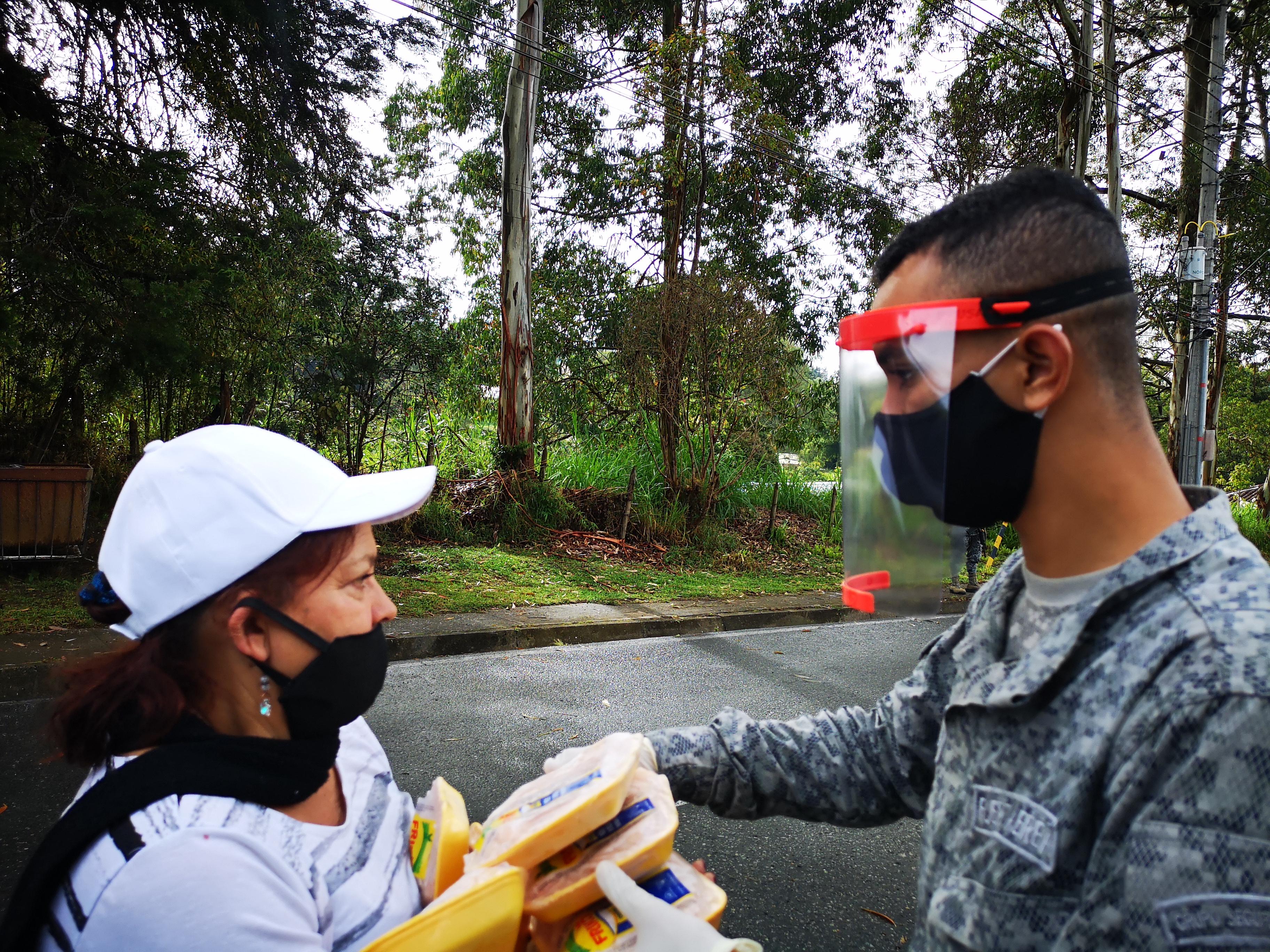 Más de 1.700 personas recibieron ayudas de su Fuerza Aérea en Rionegro, Antioquia
