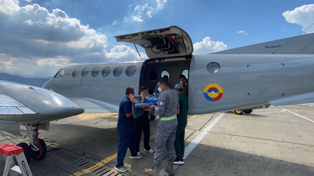 Aeronaves de su Fuerza Aérea salvan la vida de adulto mayor en Tumaco, Nariño
