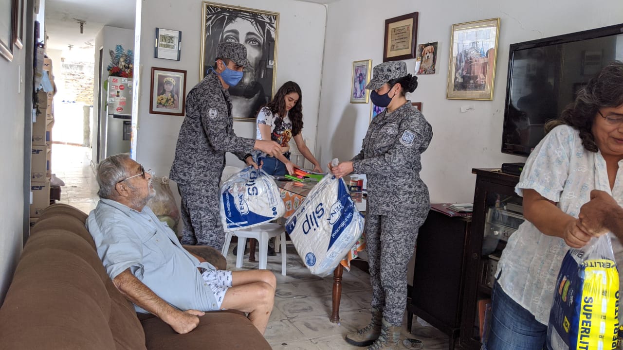 Familia vulnerable de Cali recibe apoyo de su Fuerza Aérea Colombiana