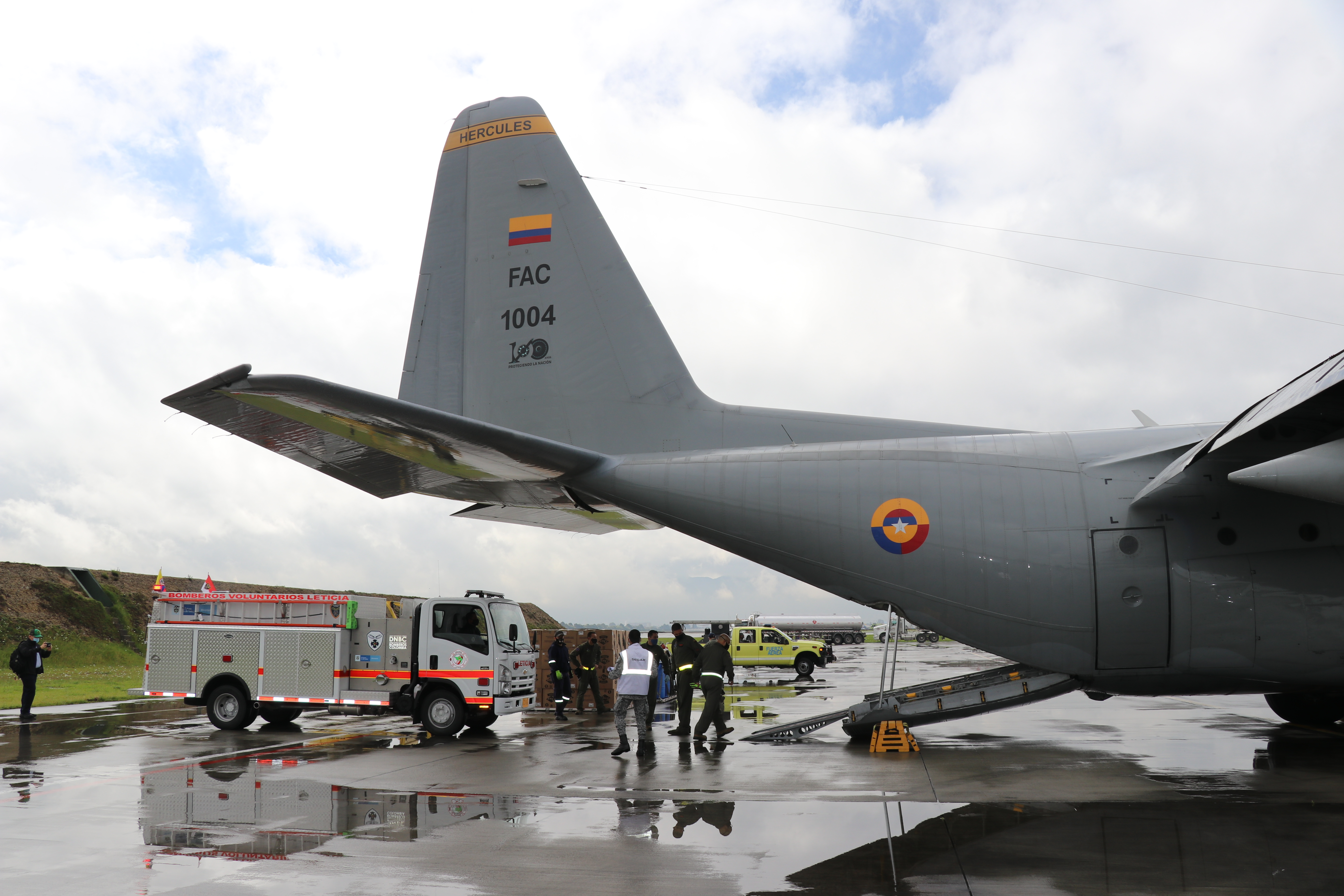 Camión de bomberos y ayudas humanitarias fueron transportados a Leticia por su Fuerza Aérea 