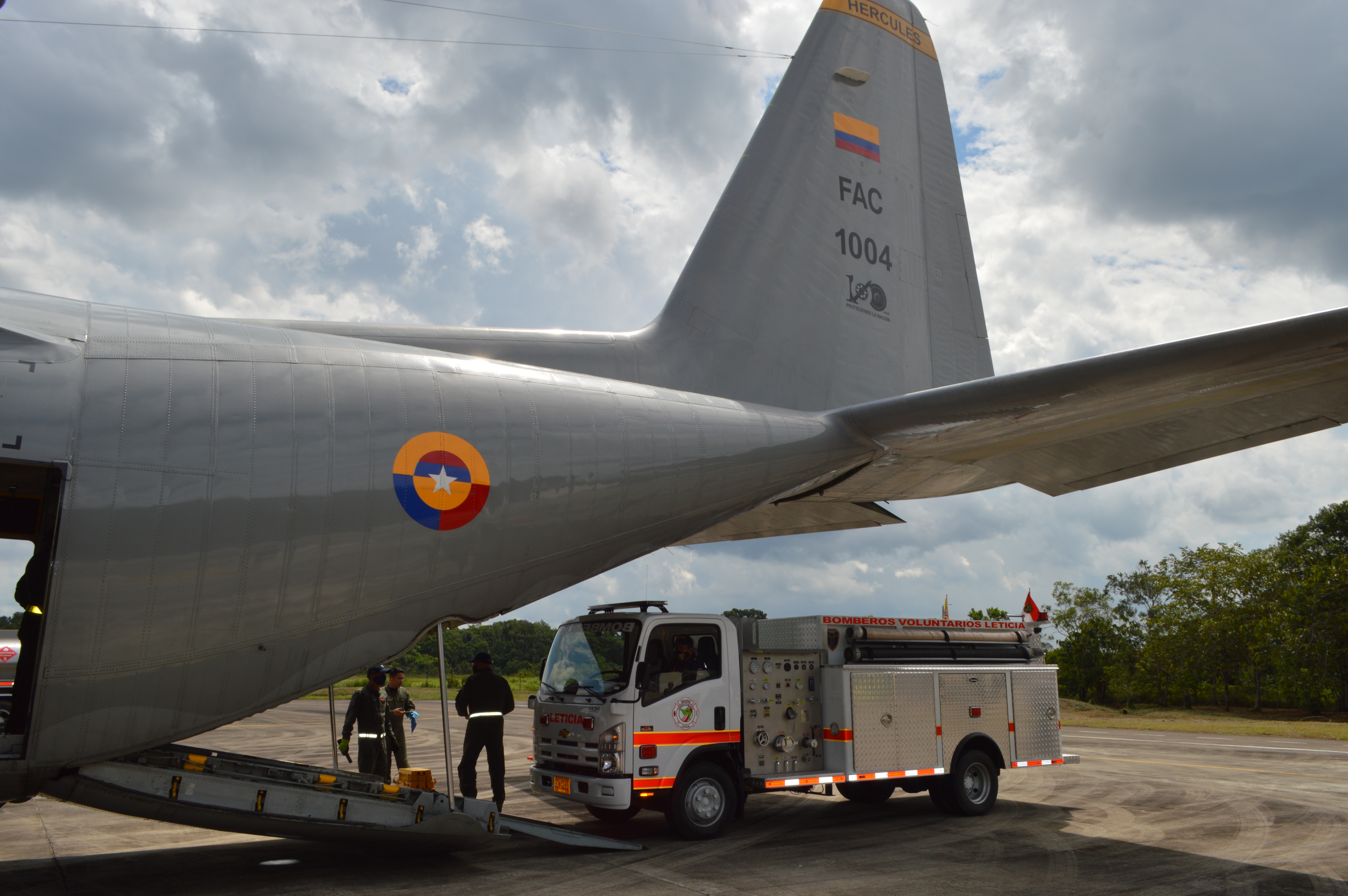 Vehículo cisterna que fortalecerá al Cuerpo de Bomberos del Amazonas fue transportado por su Fuerza Aérea