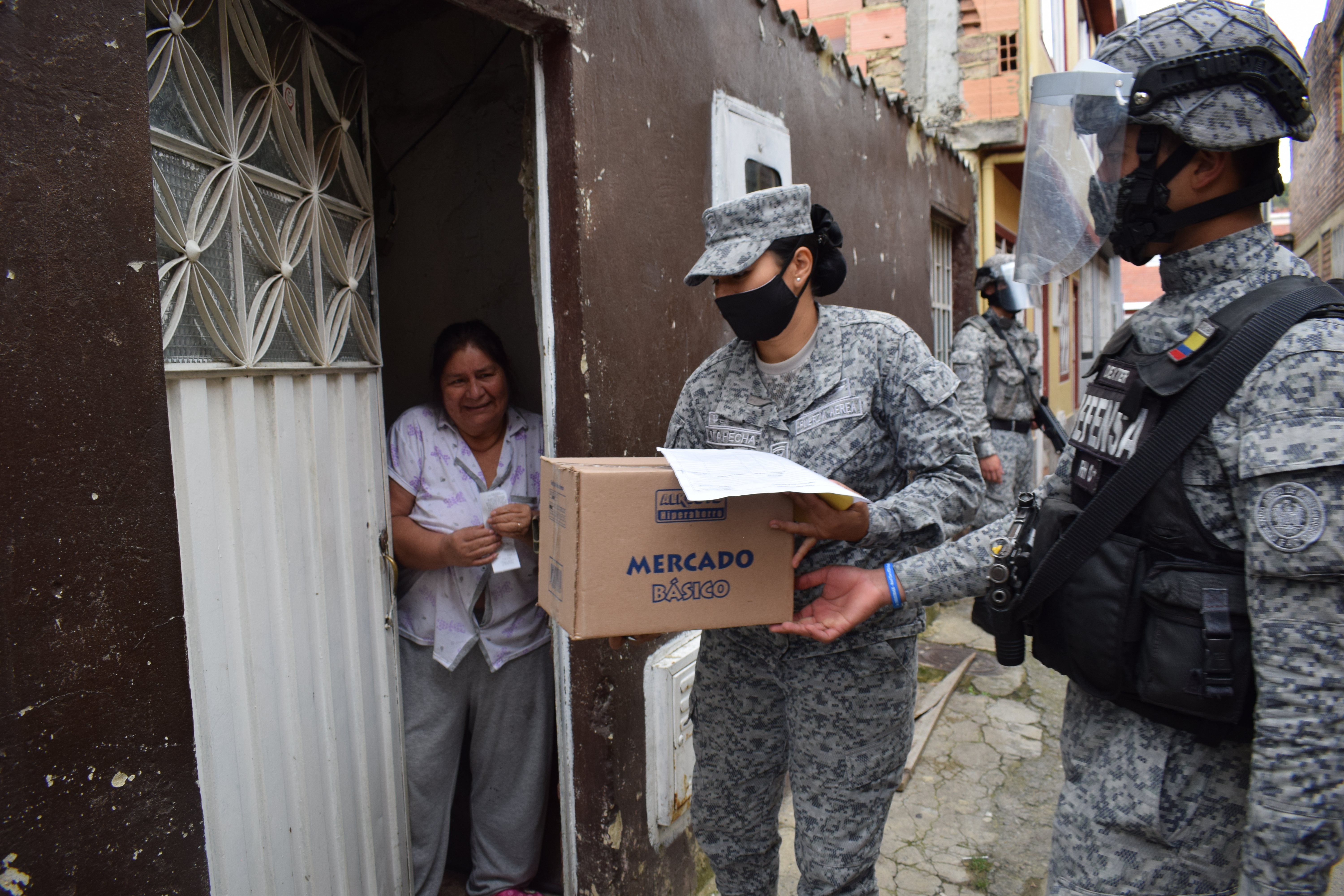Habitantes de Madrid siguen recibiendo ayuda por parte de su Fuerza Aérea Colombiana